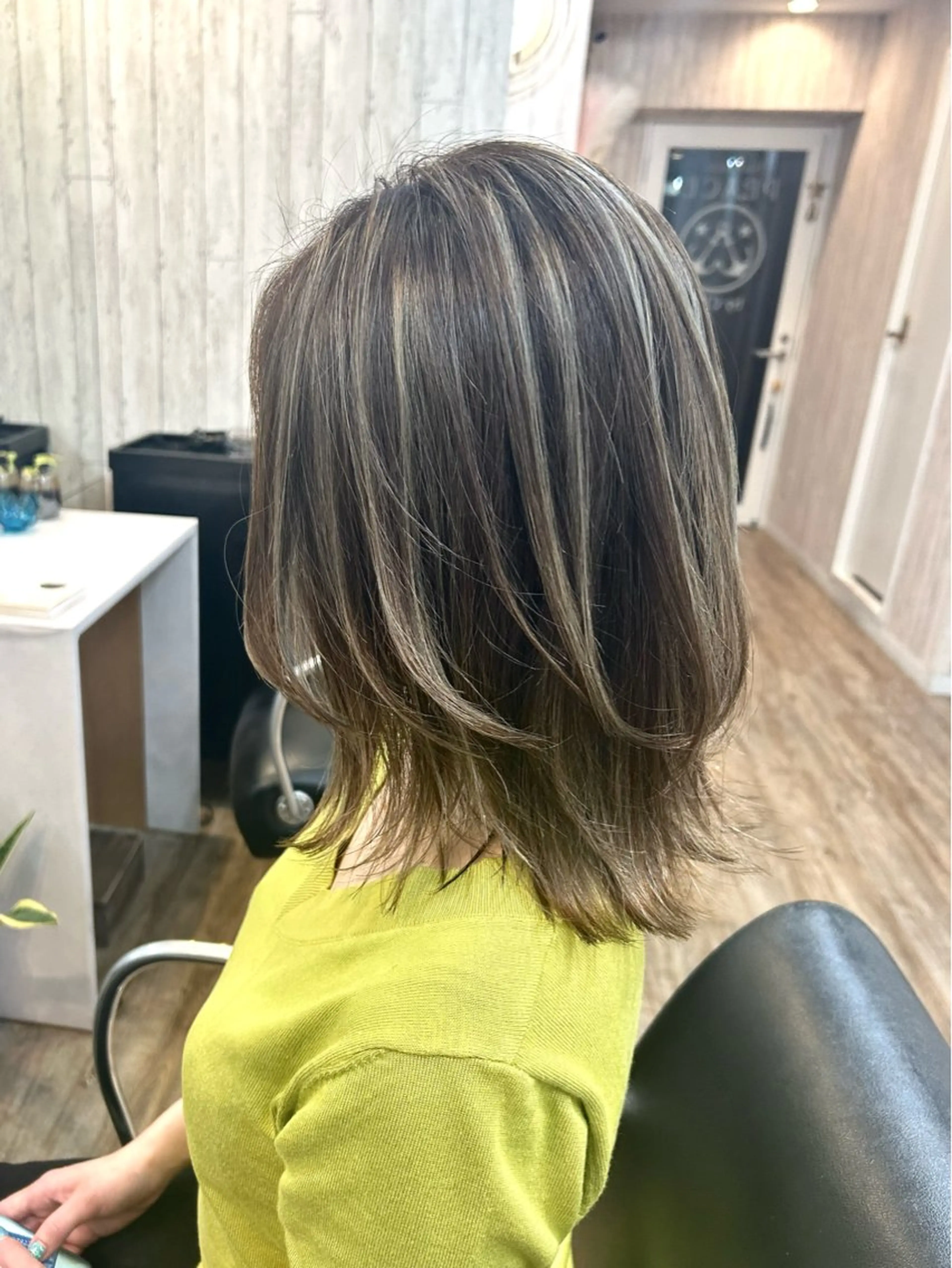 ミディアム カラー アッシュ ベージュカラー ハイライトカラー ハイライト ヘアカラー PEACE by CITA所属・AKIHIRO🔸 骨格診断似合わせのヘアスタイル