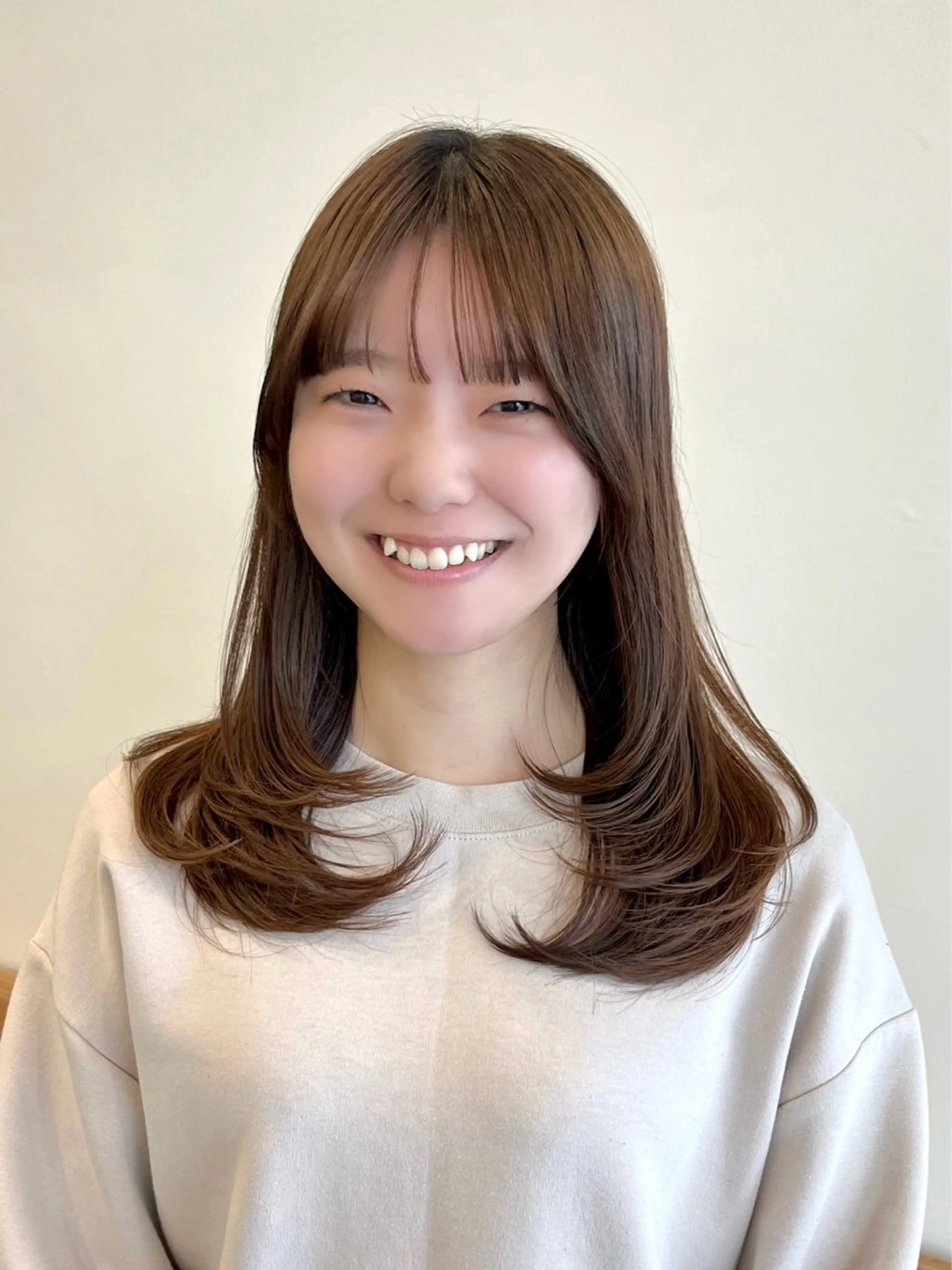 ミディアム カラー グレージュ くびれヘア 顔まわりレイヤー 韓国風ヘア レイヤーカット カット ヘアカラー i.Ehime所属・i.Ehime💫 齋藤  あつきのヘアスタイル