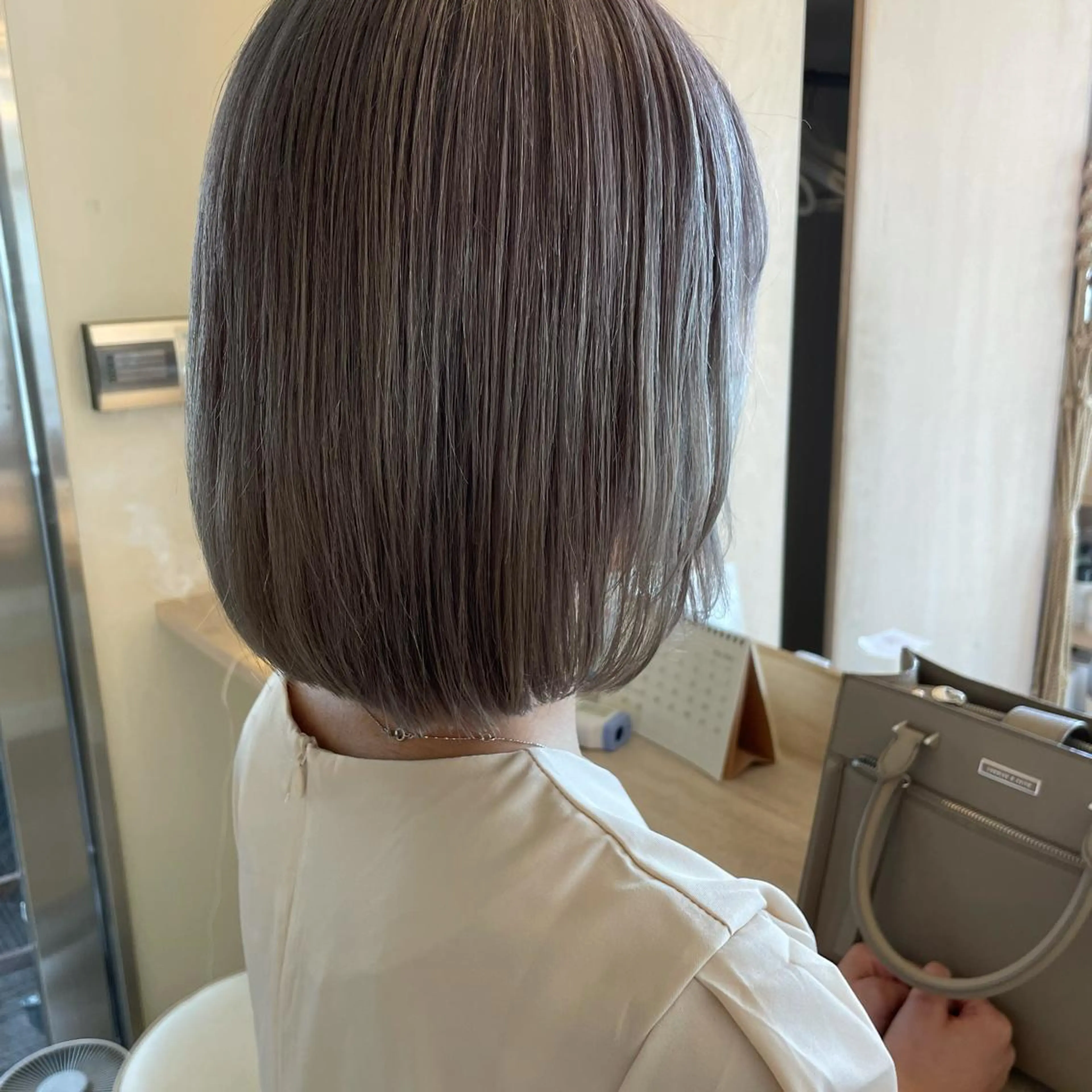 ショート カラー ブリーチ グレージュ ミルクティーグレージュ カット ヘアカラー ボブウルフ／ボブ Satsukiのヘアスタイル