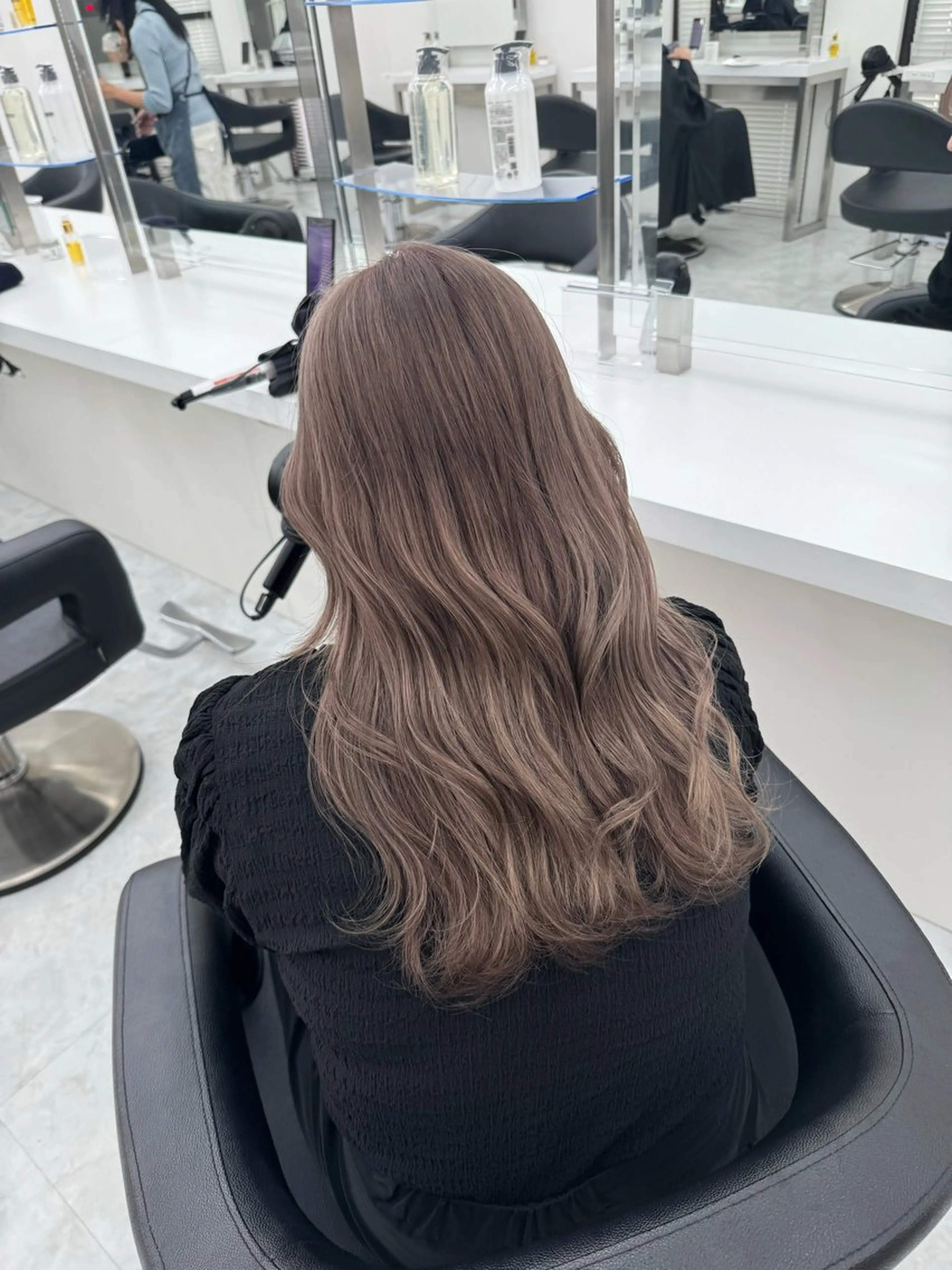 セミロング 🌛ハイトーン/ パーマ/MANA🩶のヘアスタイル