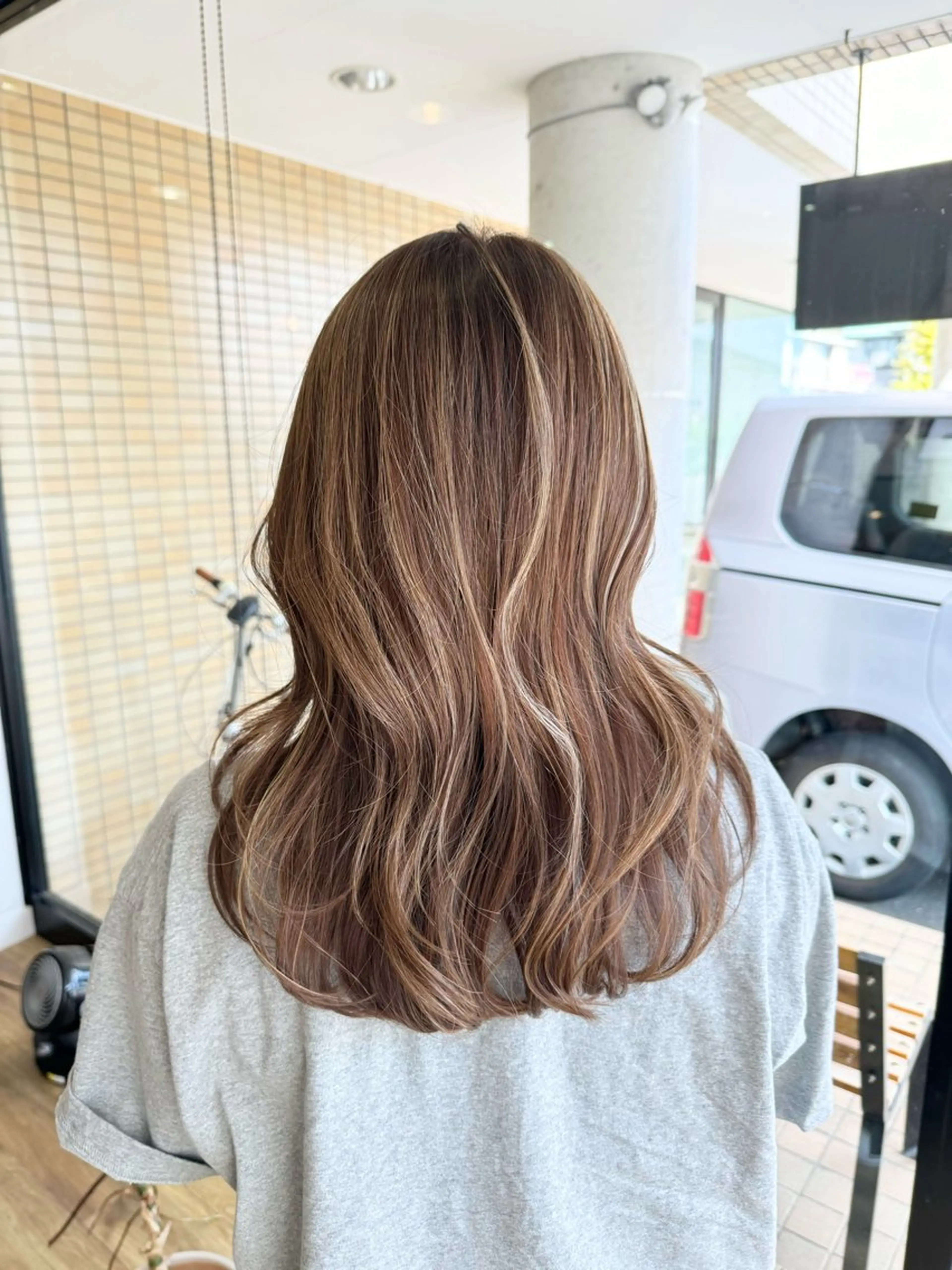 ロング カラー アッシュ ベージュカラー ヘアカラー トリートメント ツキダテ ユイのヘアスタイル