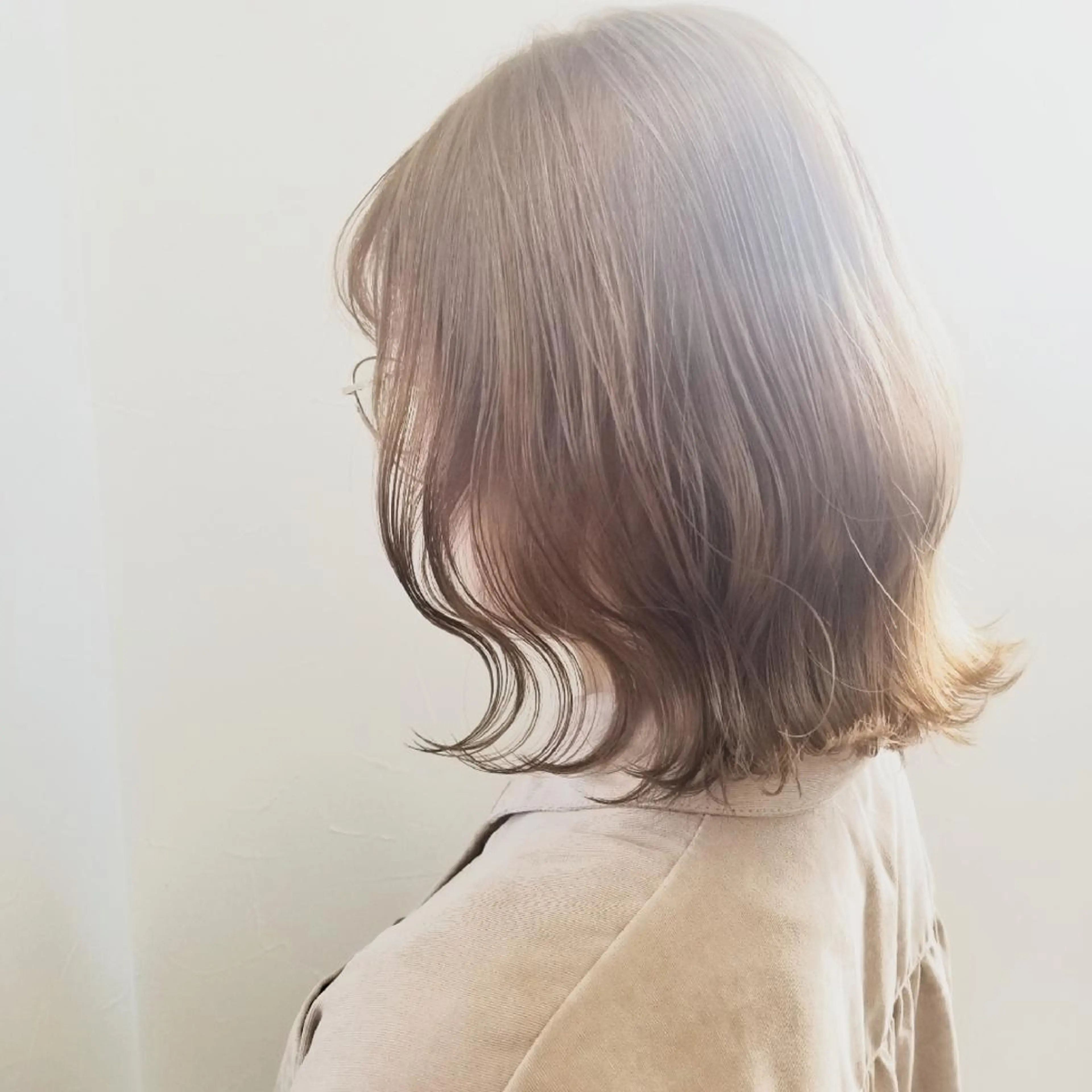 ミディアム カラー ベージュカラー 透明感カラー ミルクティーベージュ ヘアカラー トリートメント レイヤーカット/ ウルフカット/大橋 のヘアスタイル