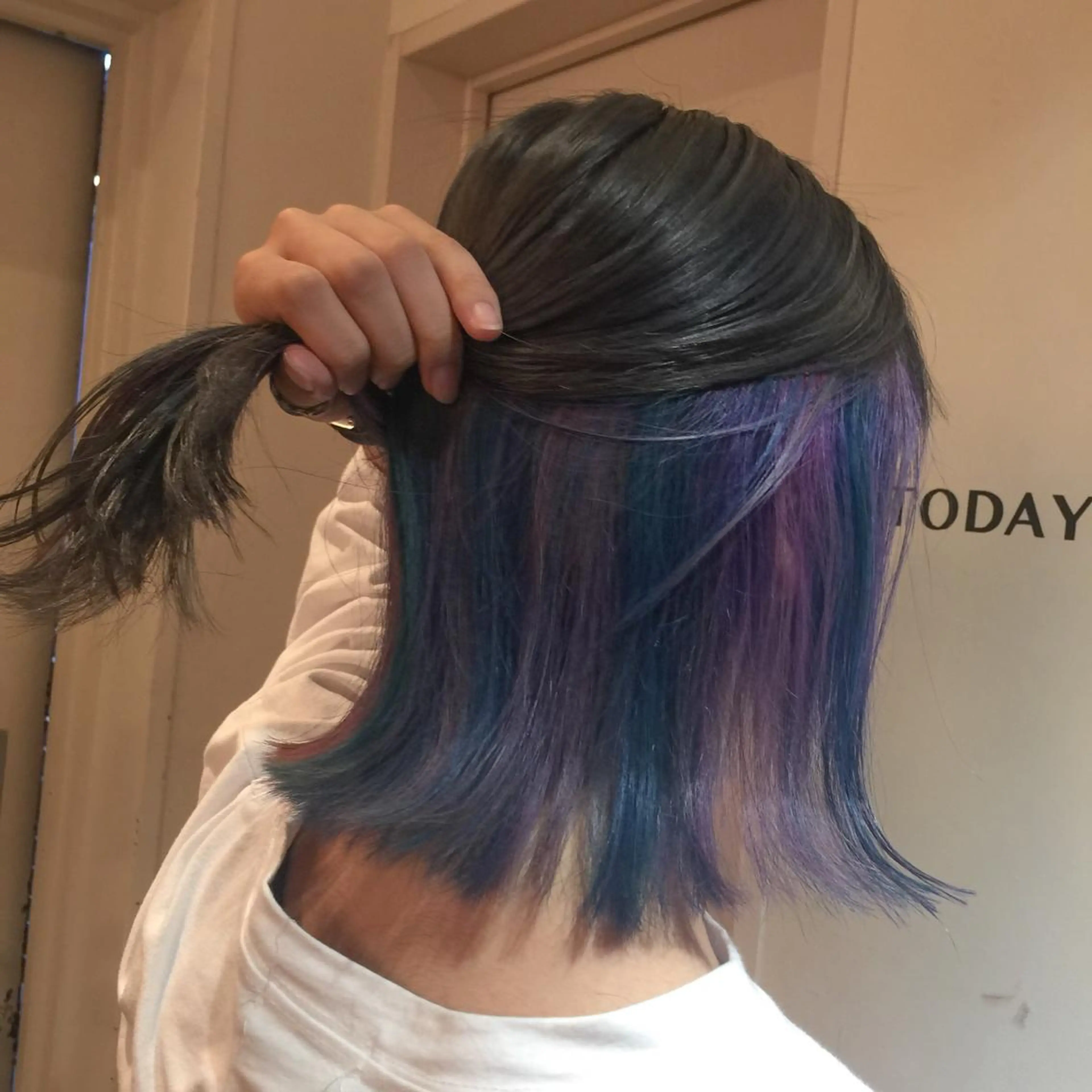 ミディアム カラー 切りっぱなしボブ ユニコーンカラー ボブ ヘアカラー ホワイト&レイヤーカ ットエクステ長畠俊輔のヘアスタイル
