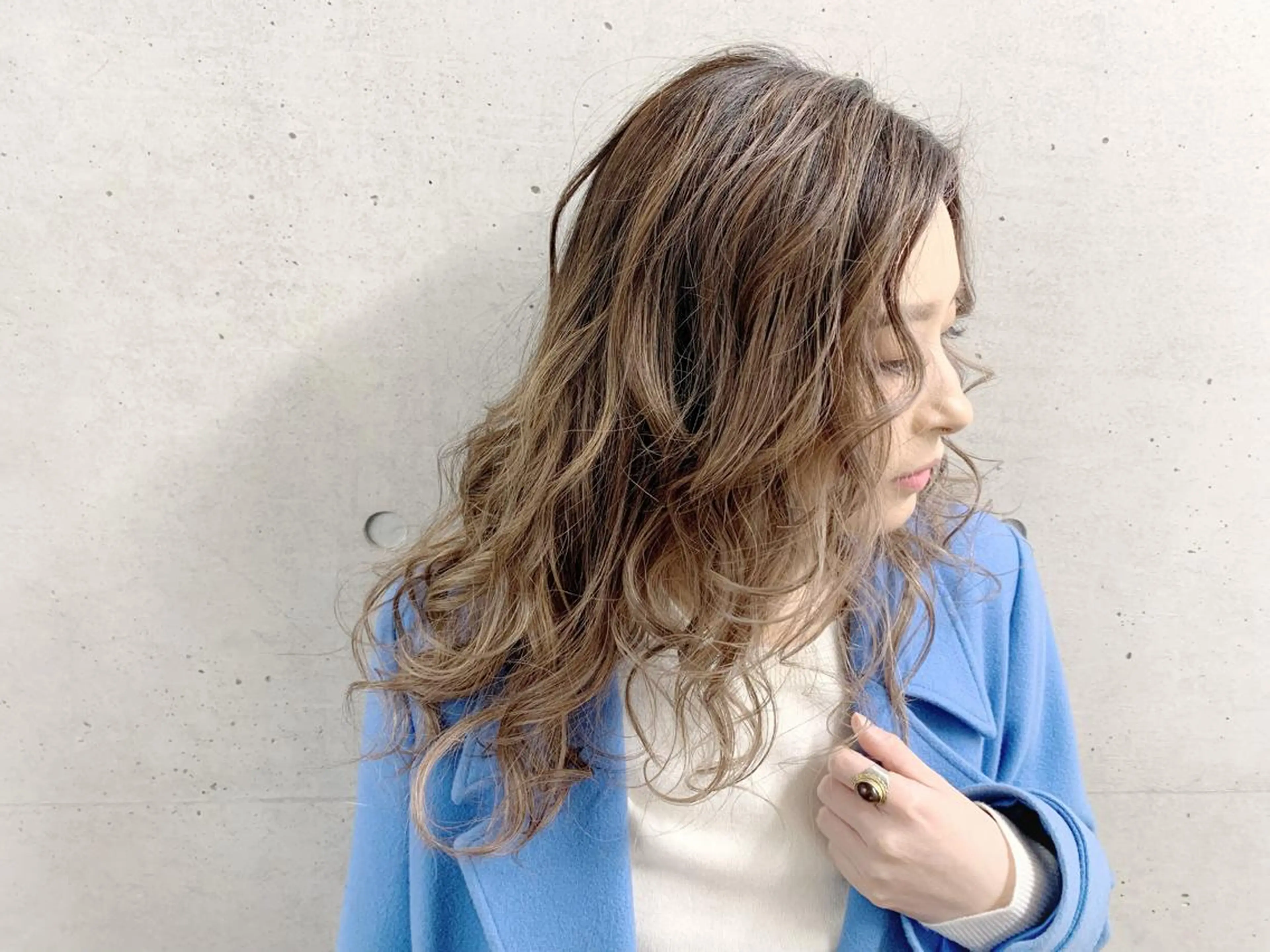 ミディアム カラー ベージュカラー ハイライトカラー ハイライト EMANON天神所属・Hitomi Ezakiのヘアスタイル