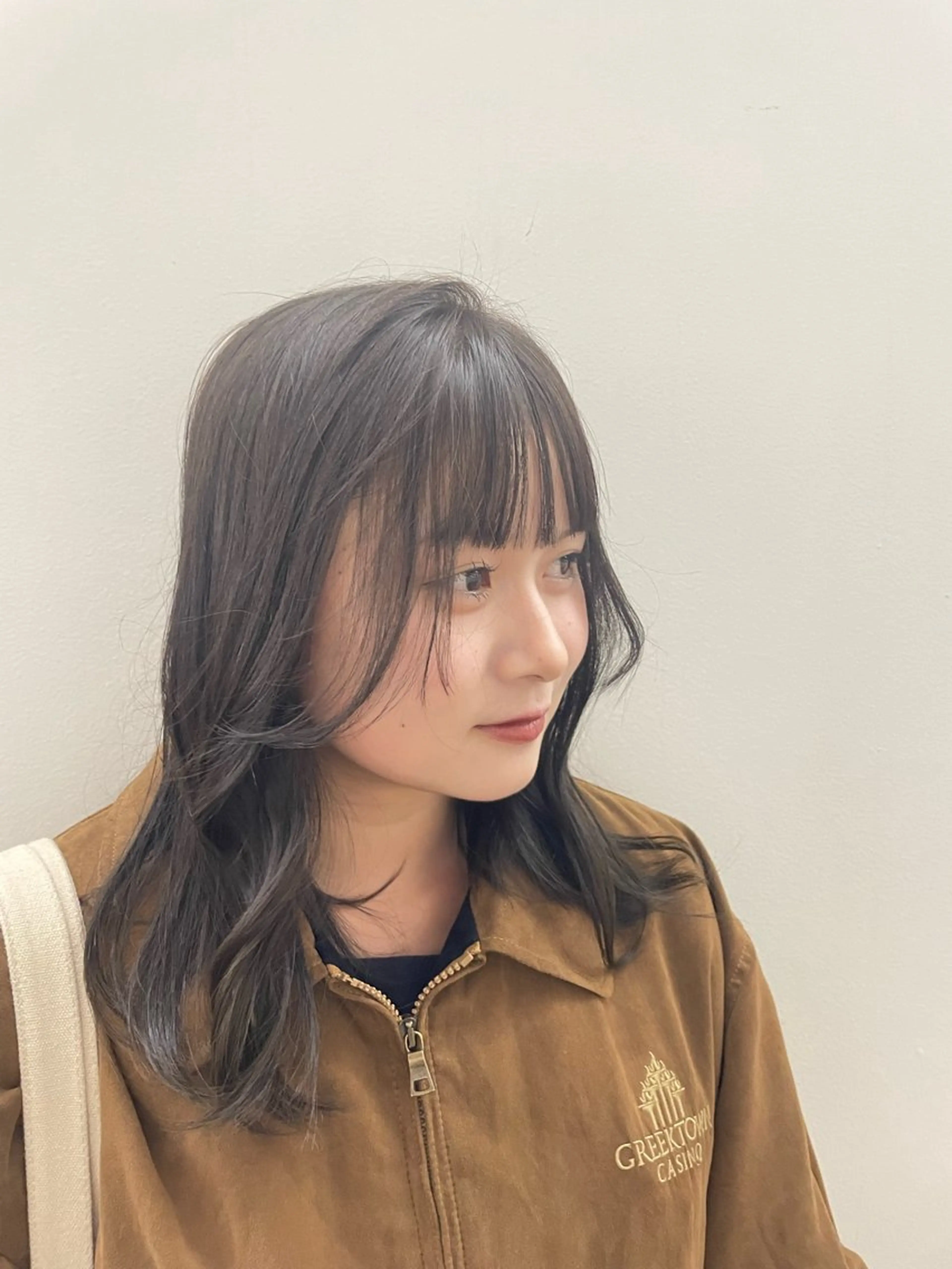 ミディアム カット ヘアカラー Hairs Gallery所属・透明感カラー✨南 津麦のヘアスタイル