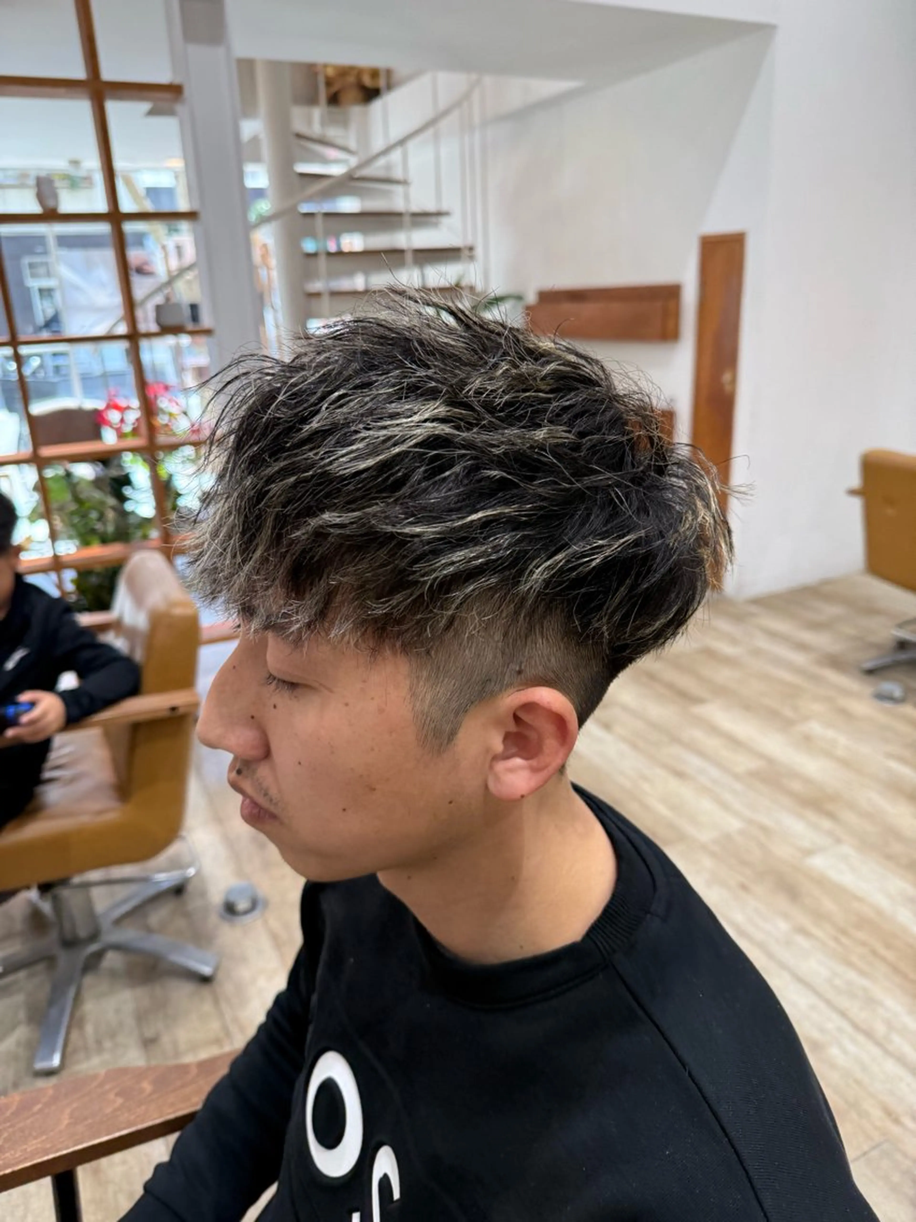 ショート カラー パーマ メンズ メンズブリーチ センターパート フェードカット フェザーパーマ メンズハイライト カット ヘアカラー パーマ peakshair所属・北堀江メンズパーマ 特化◎下村悠人のヘアスタイル
