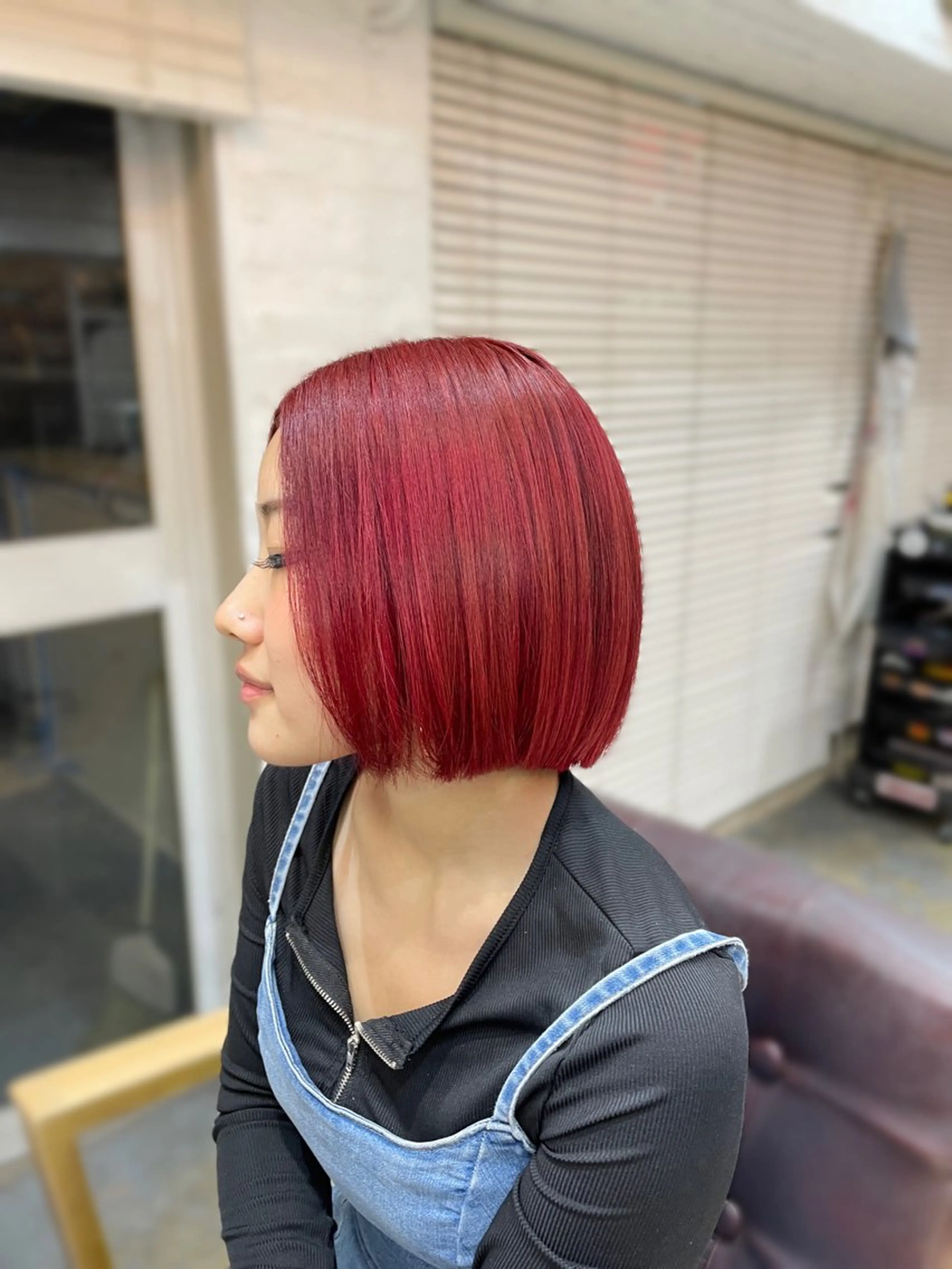 ショート カラー レッドカラー ボブ カット ヘアカラー RINA ブリーチ / 海外レイヤーのヘアスタイル