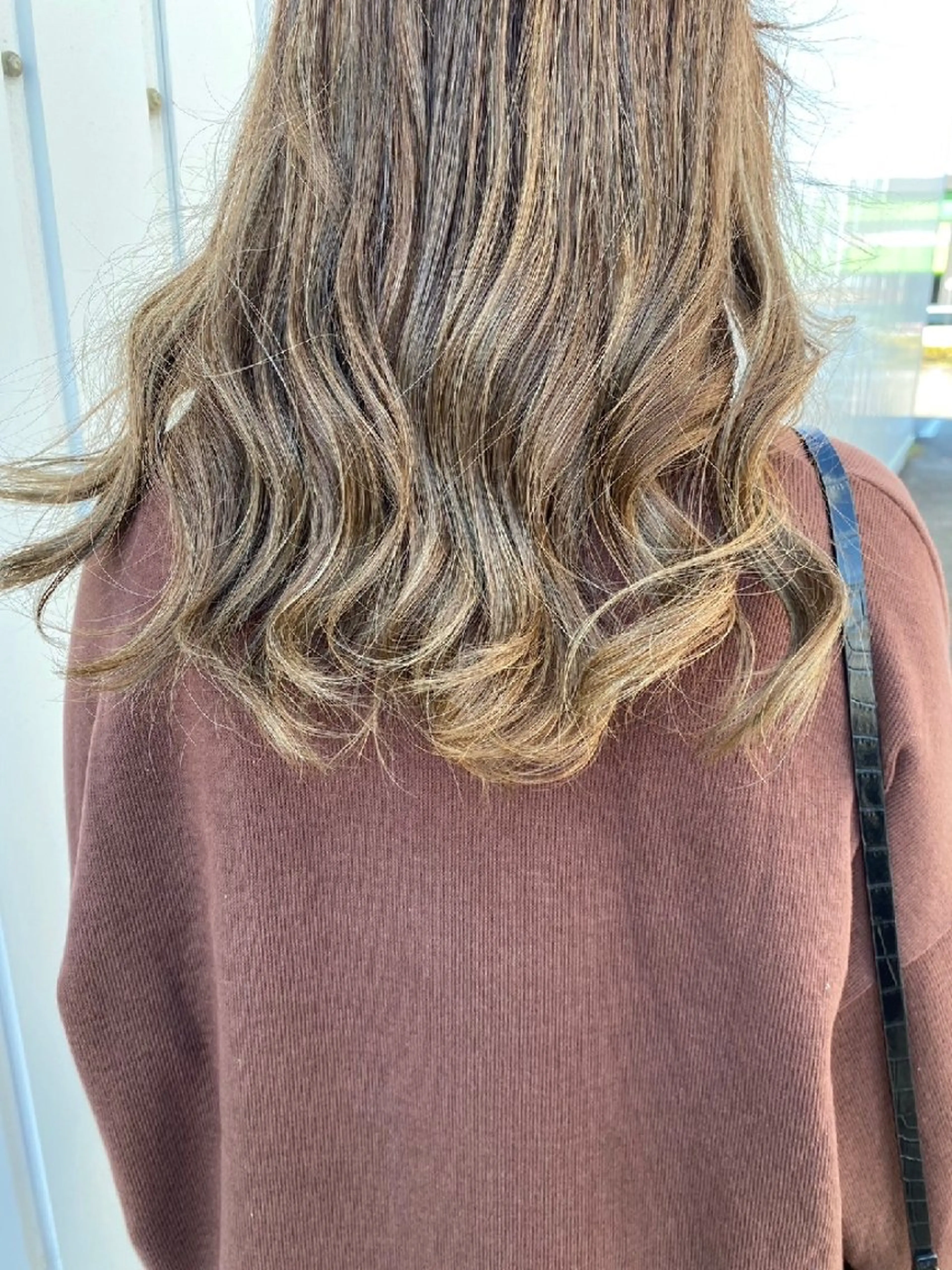 ロング カラー ブリーチ グレージュ ハイトーンカラー 婦中／メンズ/パーマ カラー/縮毛/波巻きのヘアスタイル