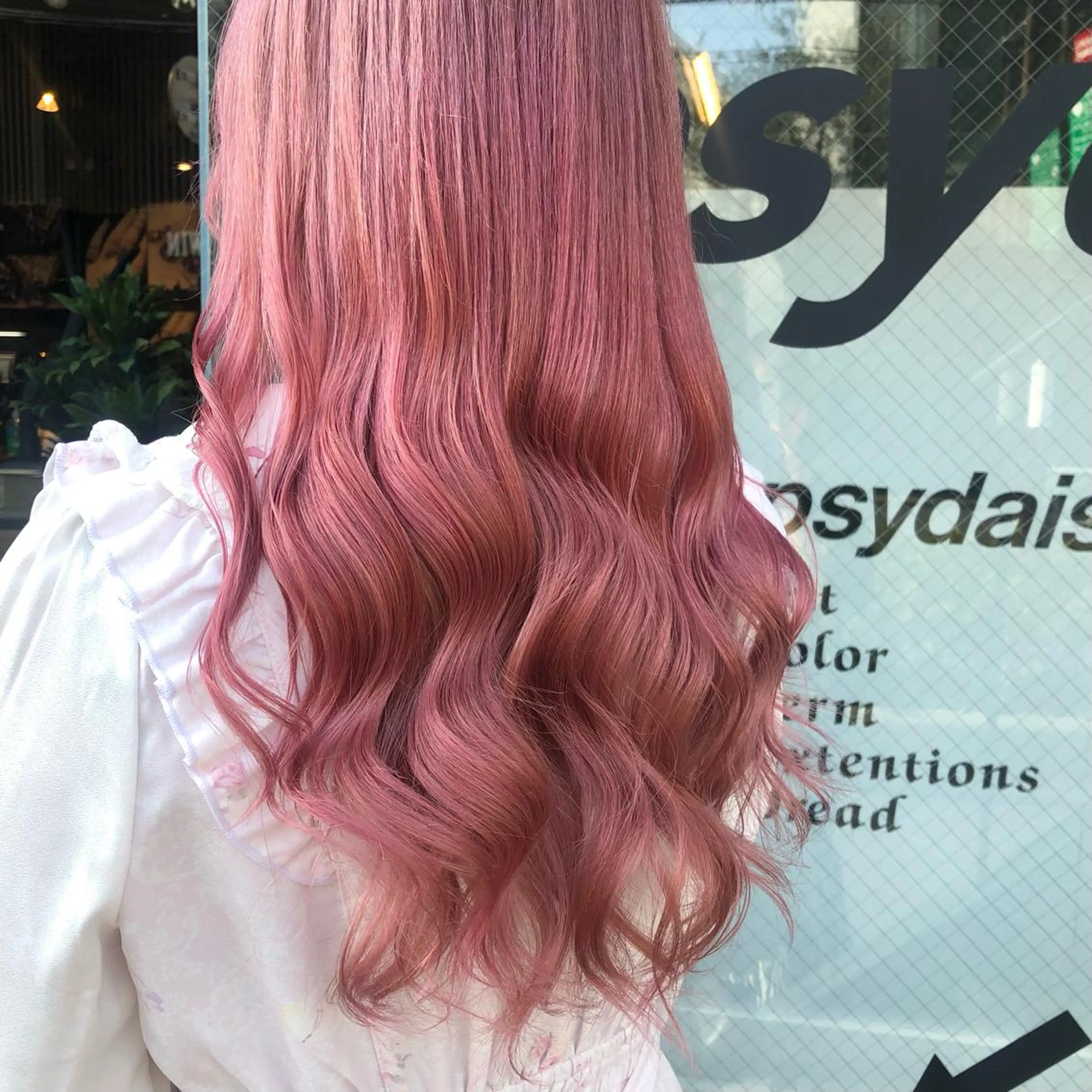 ロング カラー ヘアアレンジ ピンクカラー 八巻 晴香のヘアスタイル