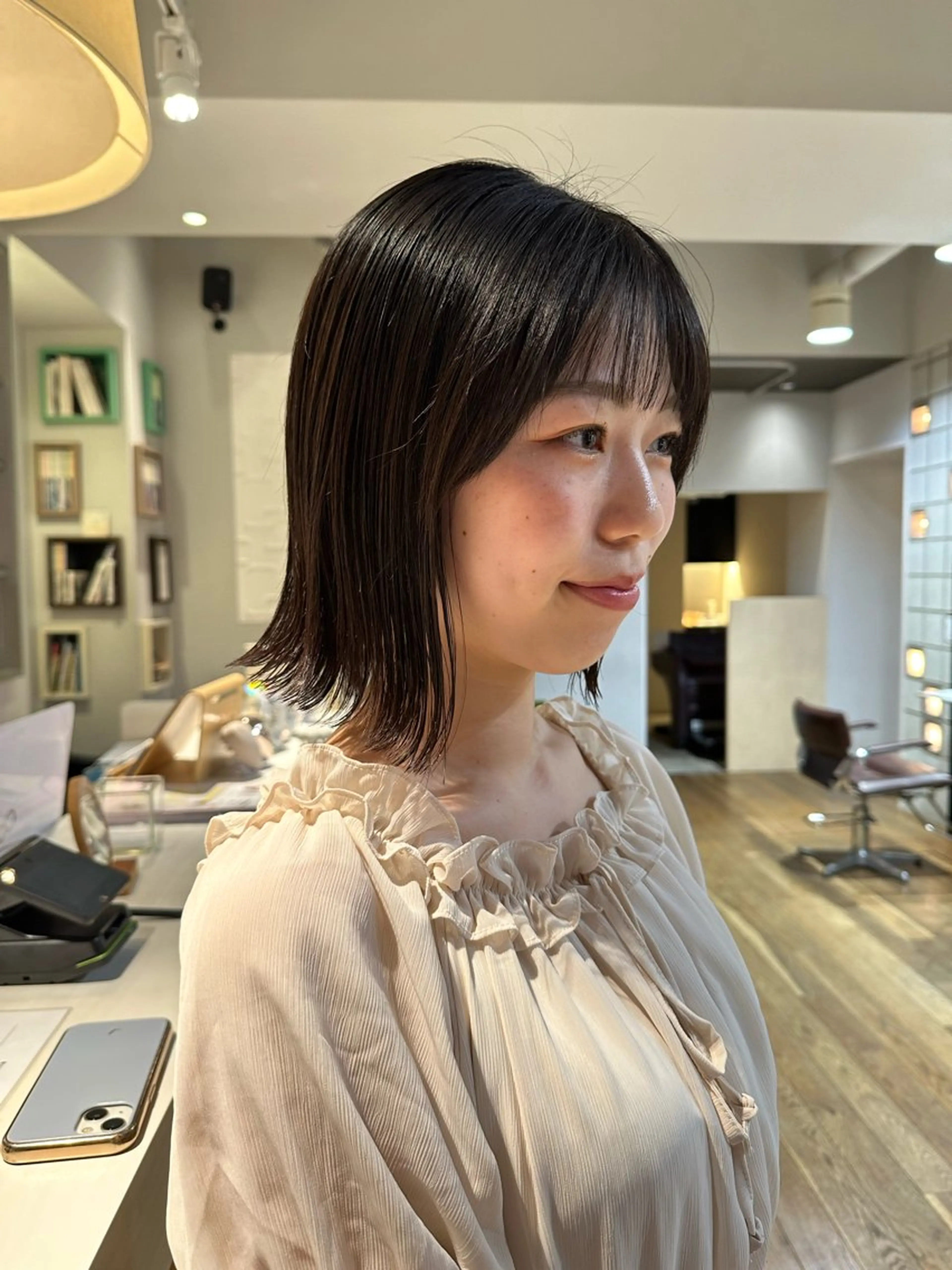 ミディアム カット 塩澤 榛奈のヘアスタイル