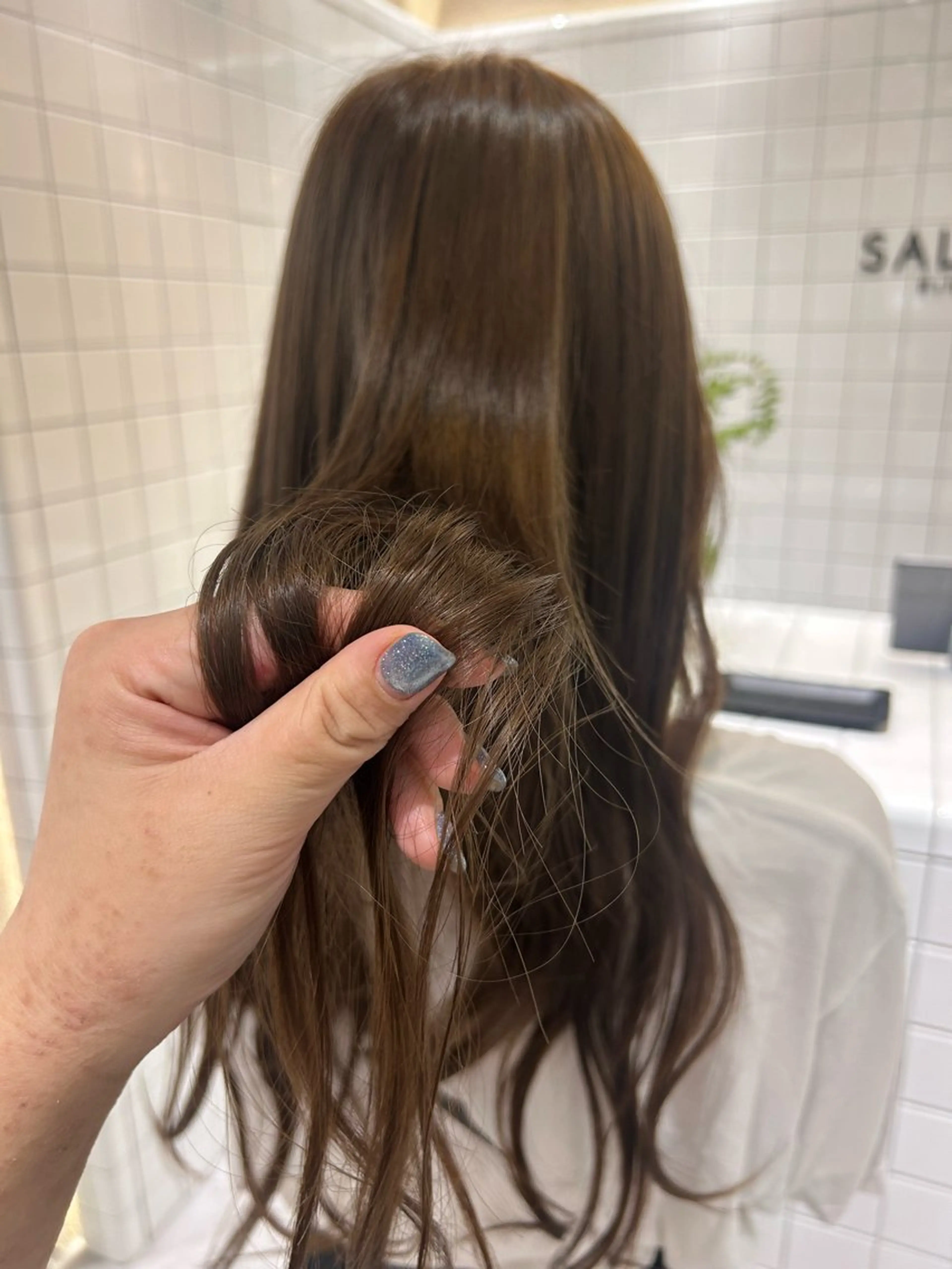 ロング カラー ベージュカラー ヘーゼル ヘアカラー SALOWIN 新宿三丁目me+所属・レイヤー/ボブ/ 髪質改善/石井ハルカのヘアスタイル