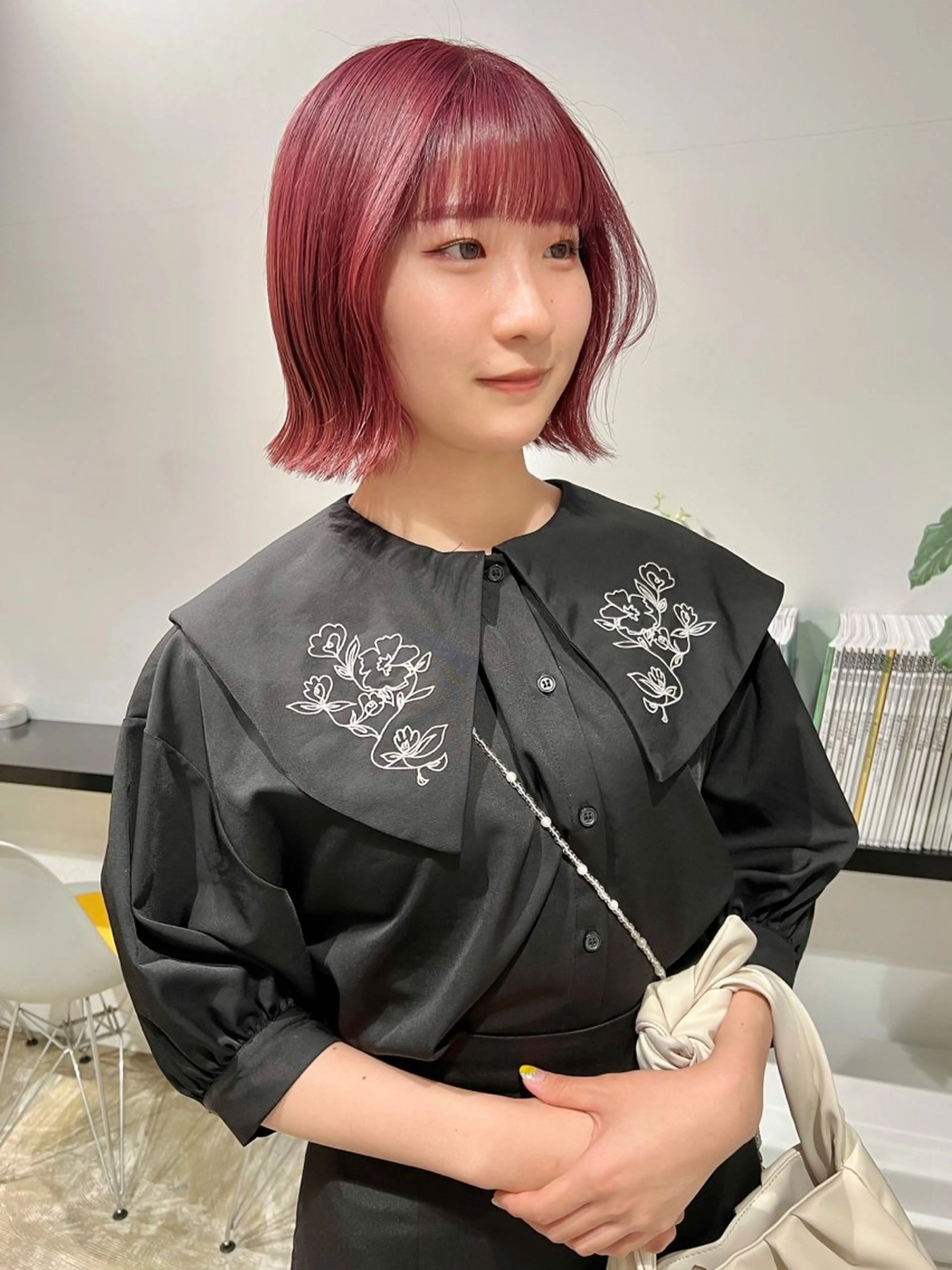 ショート ピンクラベンダー ボブ 外ハネヘア カット ヘアカラー 石井 菜々のヘアスタイル