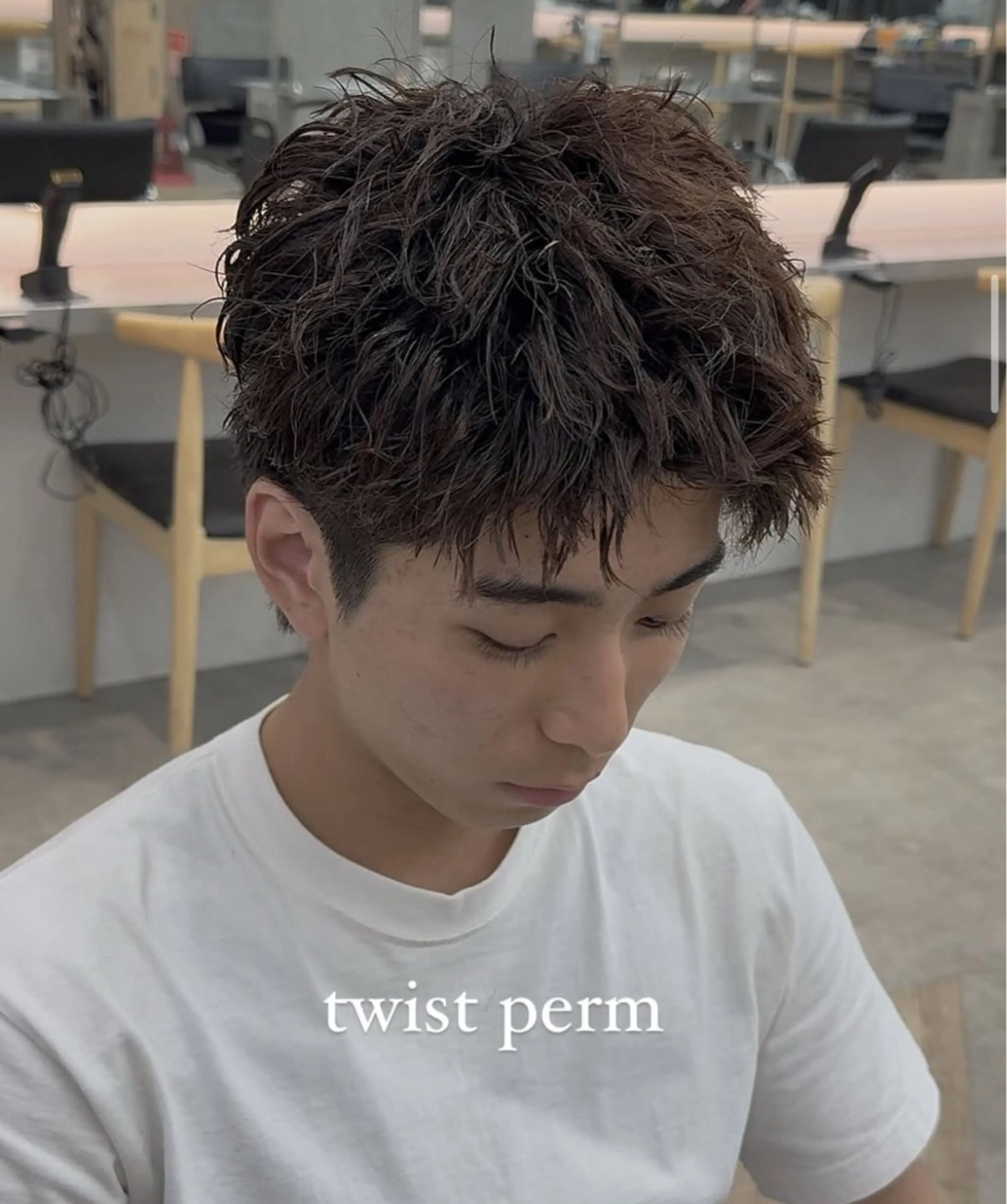 ショート カラー パーマ メンズ キッズ メンズパーマ メンズツイストパーマ ツイストパーマ 🧸岩本晴佳/ フェザーパーマのヘアスタイル
