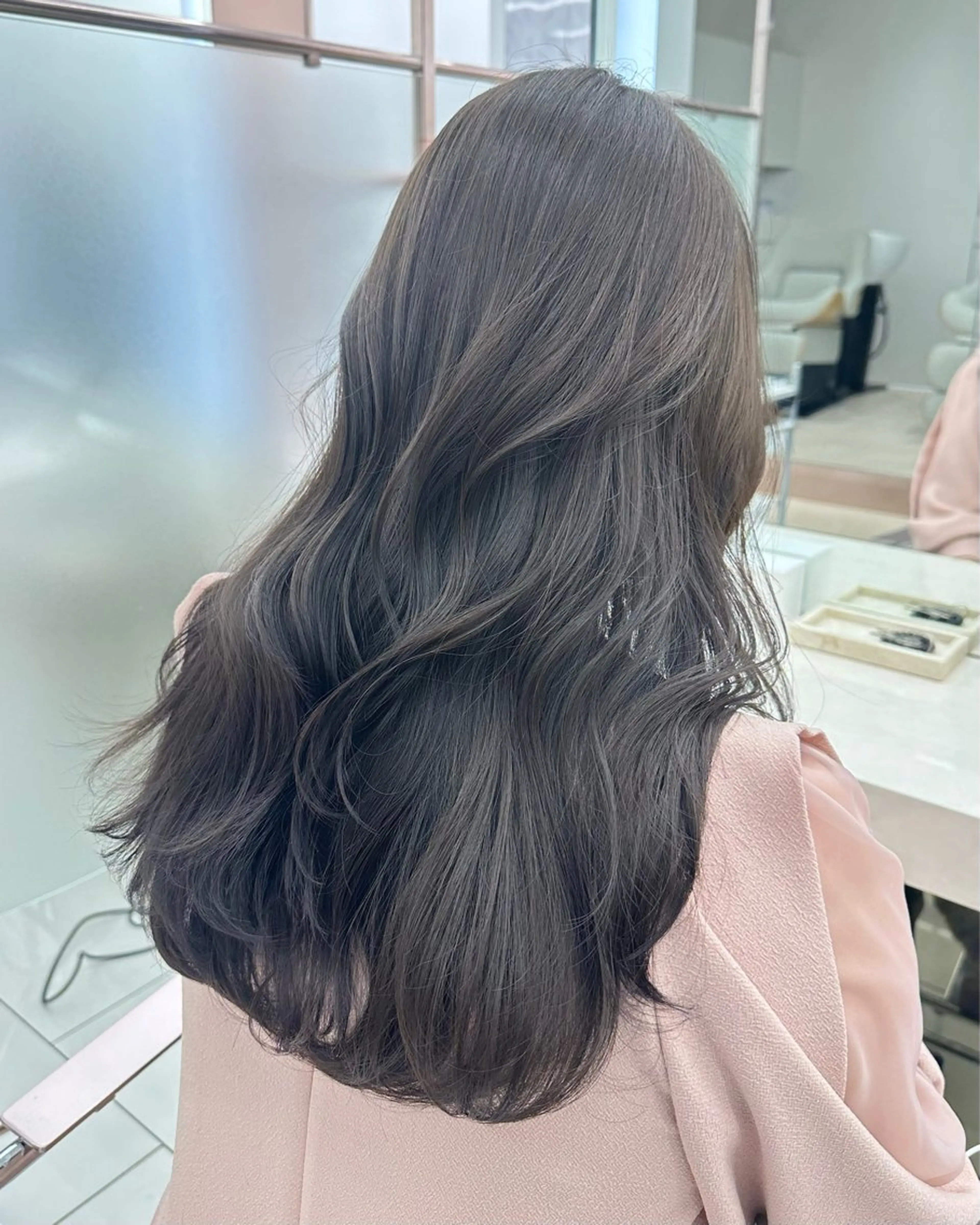 ロング カラー ヘアアレンジ グレージュ オリーブグレージュ オリーブグレー COA GINZA所属・マコ / ボブカット /前髪顔まわりカットのヘアスタイル