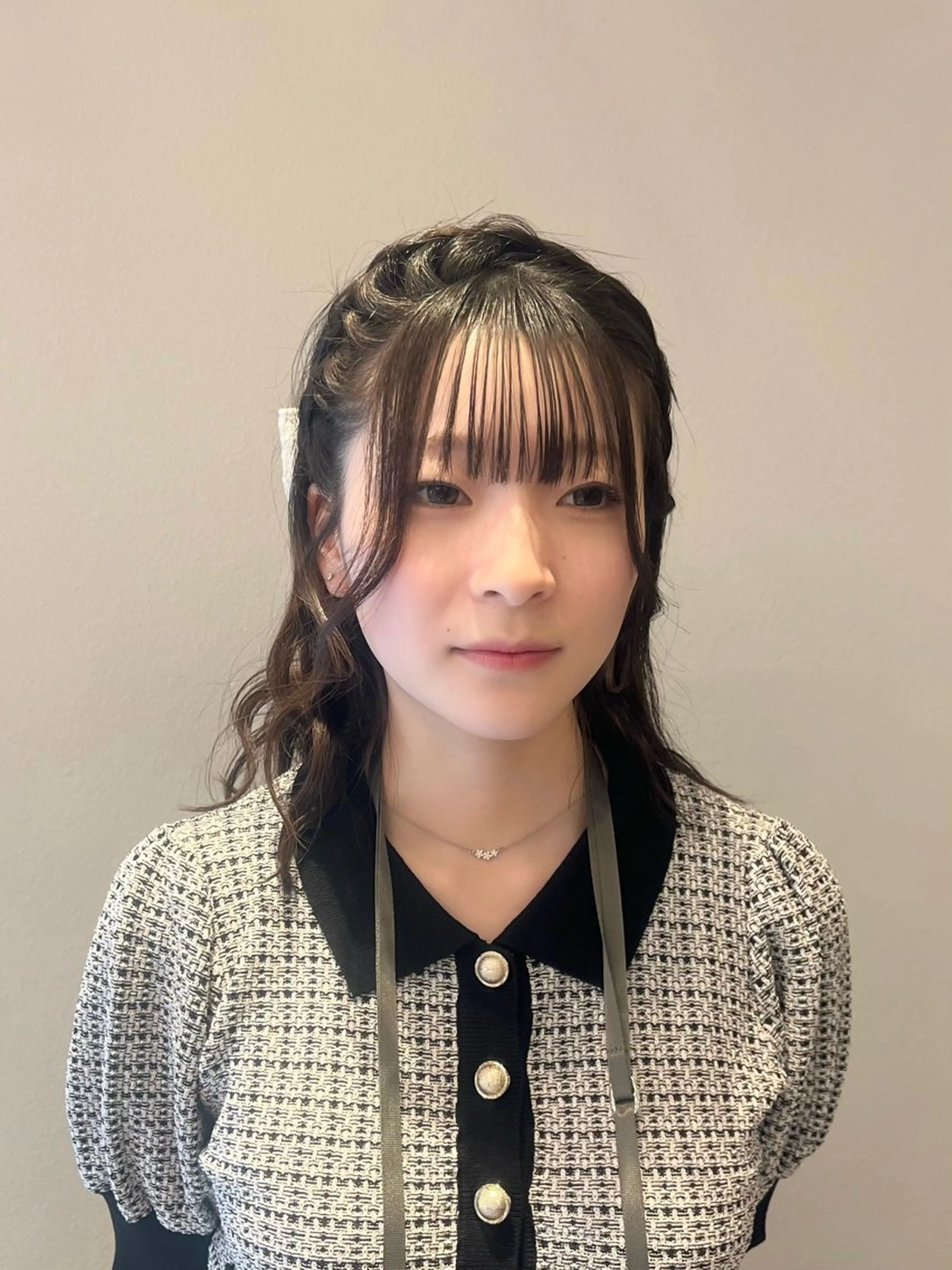 ミディアム ヘアアレンジ ハーフアップ カチューシャ ヘアセット ヘアメ/アレンジ/暖 色/顔周り/あつはのヘアスタイル