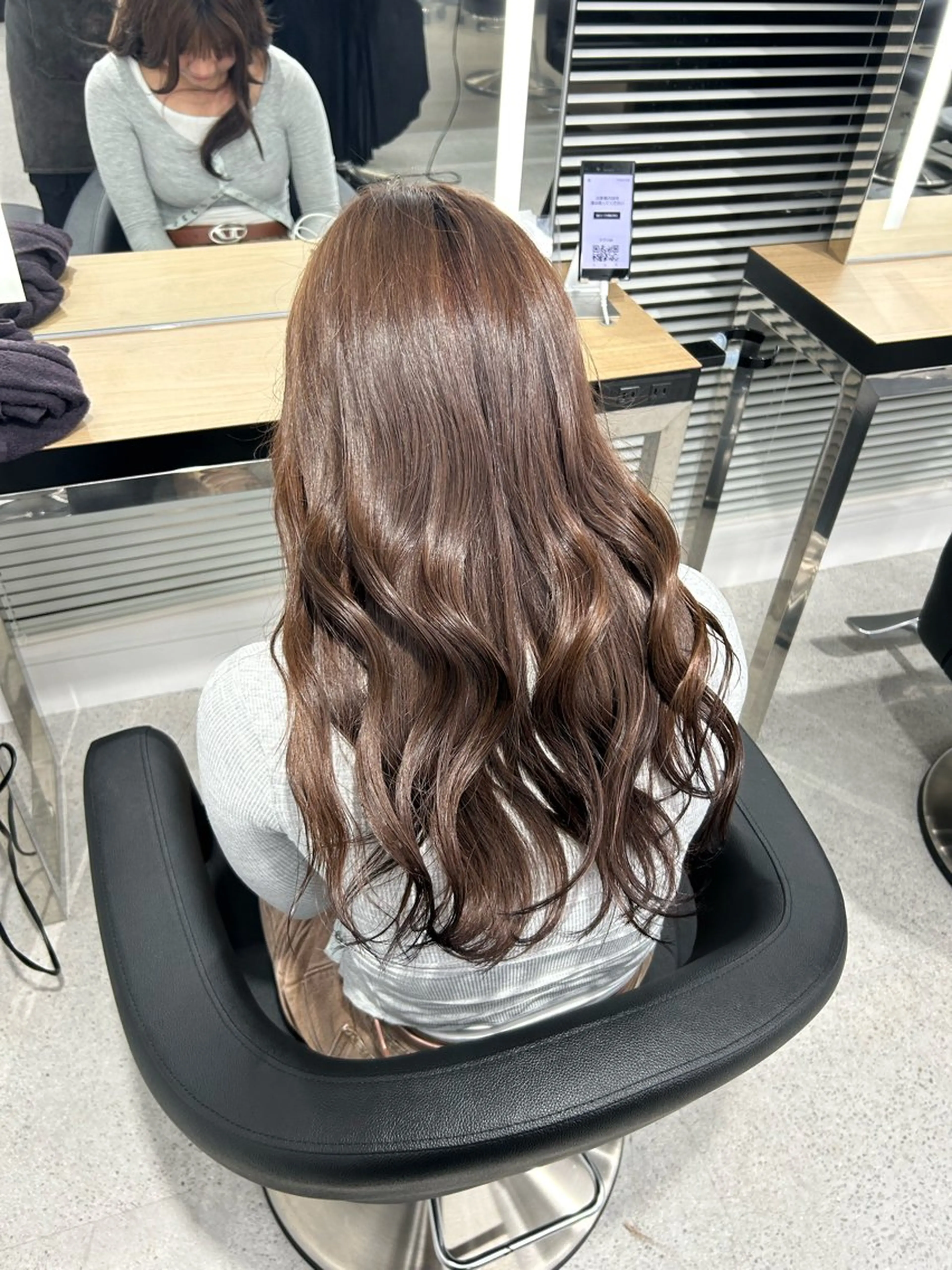 ロング ヘアカラー 艶感ミルクティー🤍 色落ち綺麗🤍ともやのヘアスタイル