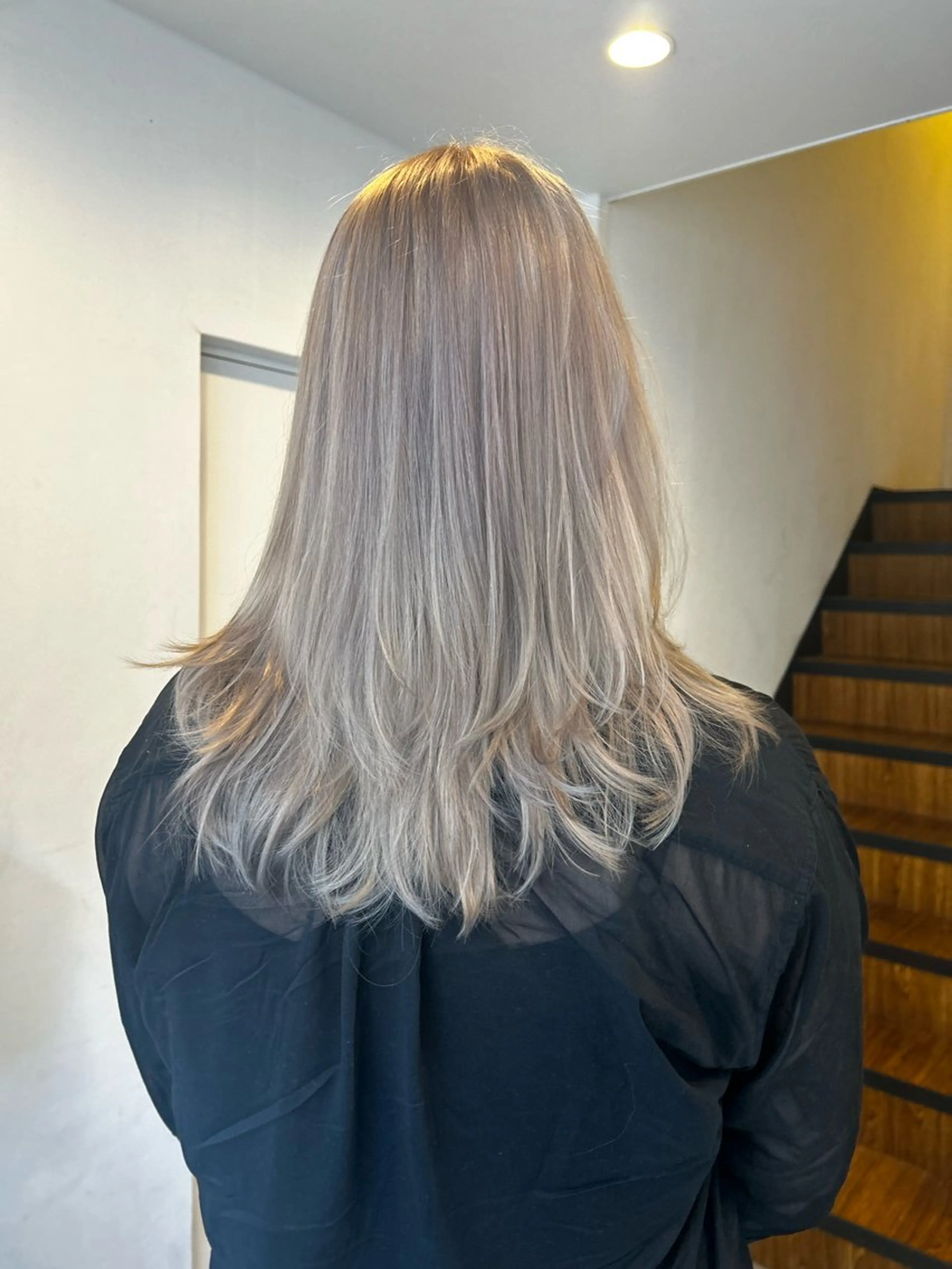 セミロング カラー ブリーチ ブロンド ホワイトブロンド カット ヘアカラー トリートメント hen所属・心斎橋/レイヤー/ ブリーチ/モエのヘアスタイル