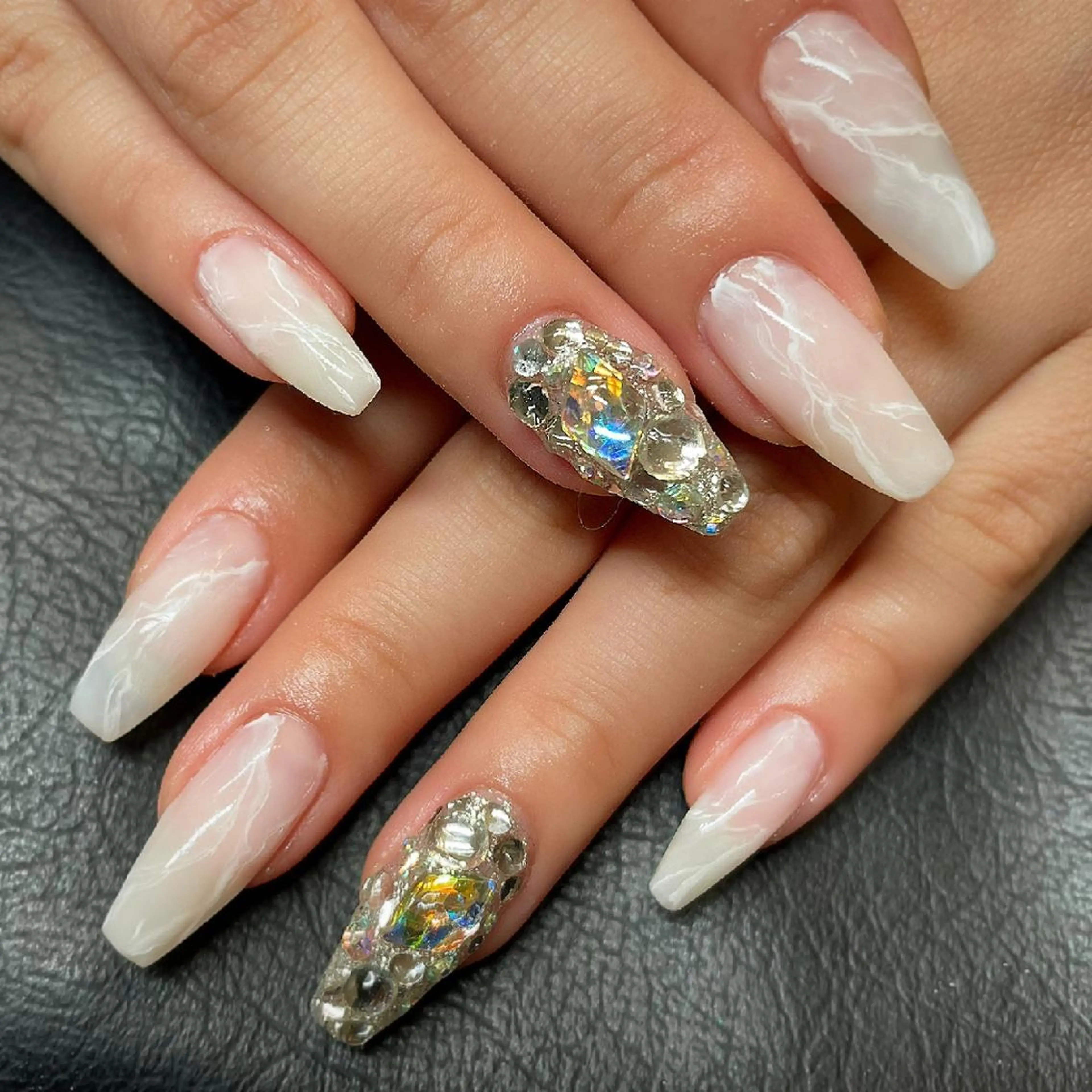 ネイル 大理石ネイル(マーブル) ストーンネイル ホワイト ハンドネイル フットネイル AQUA NAIL所属・AQUA NAILのネイルデザイン