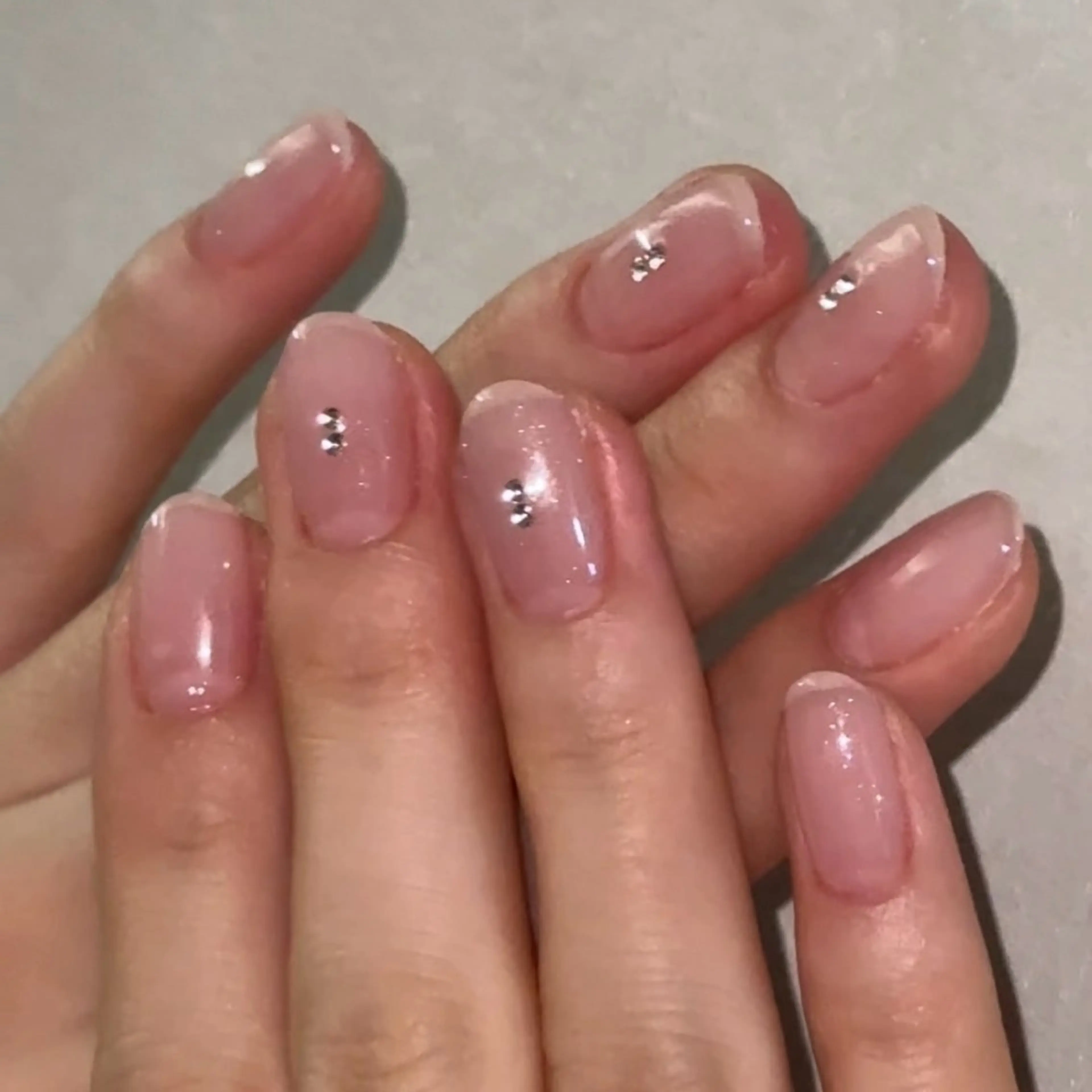 ネイル オフィスネイル ピンク シンプルネイル ストーンネイル ハンドネイル ワンホンネイル/韓国 ネイル🎀表参道3分のネイルデザイン