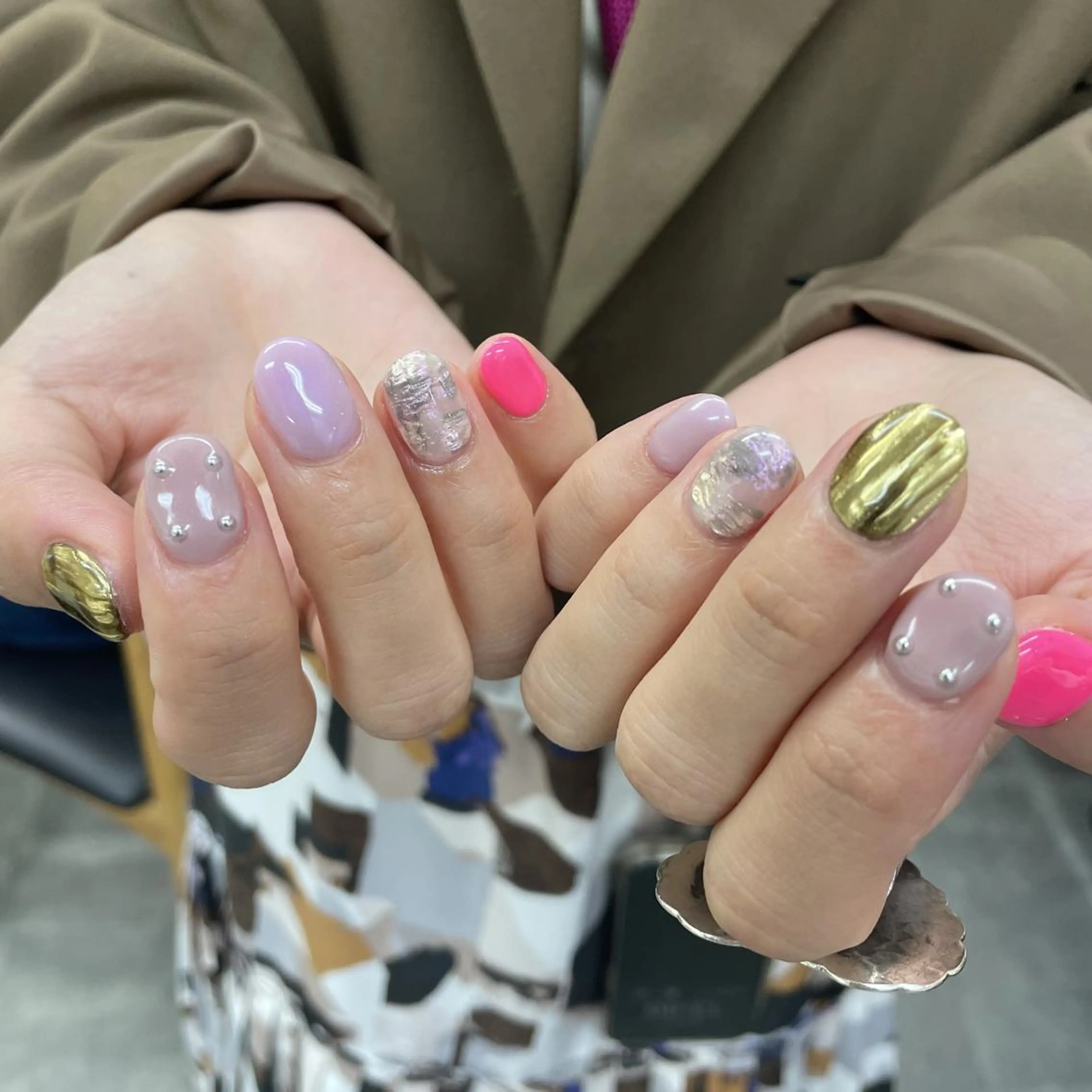 ネイル アートネイル ブラウン ジェルネイル グリーン マグネットネイル nailstudio eviz新宿店のネイルデザイン