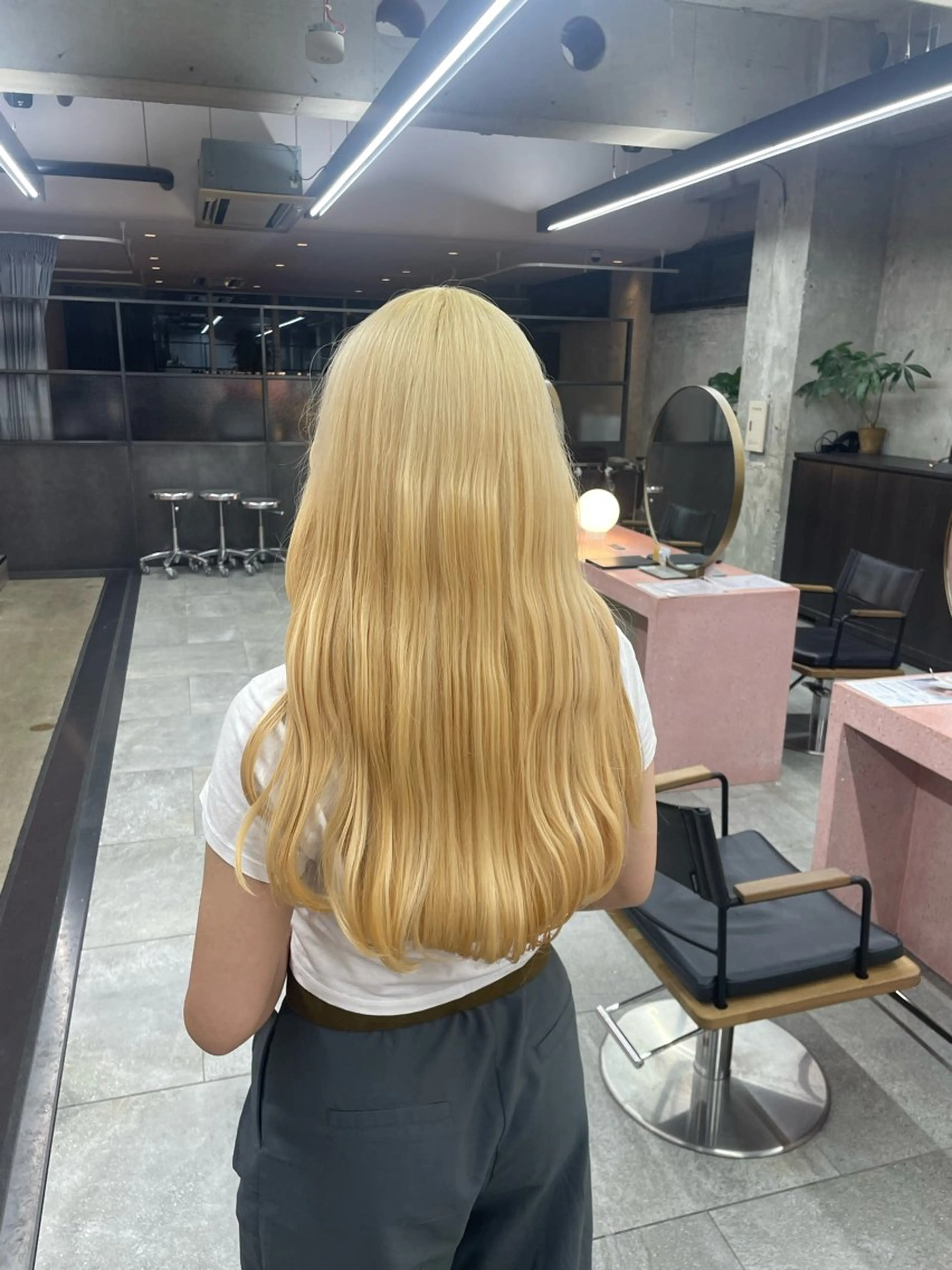 ロング カット ヘアカラー トリートメント 鈴木瑛里／ブロンド ベージュ／ピンクのヘアスタイル