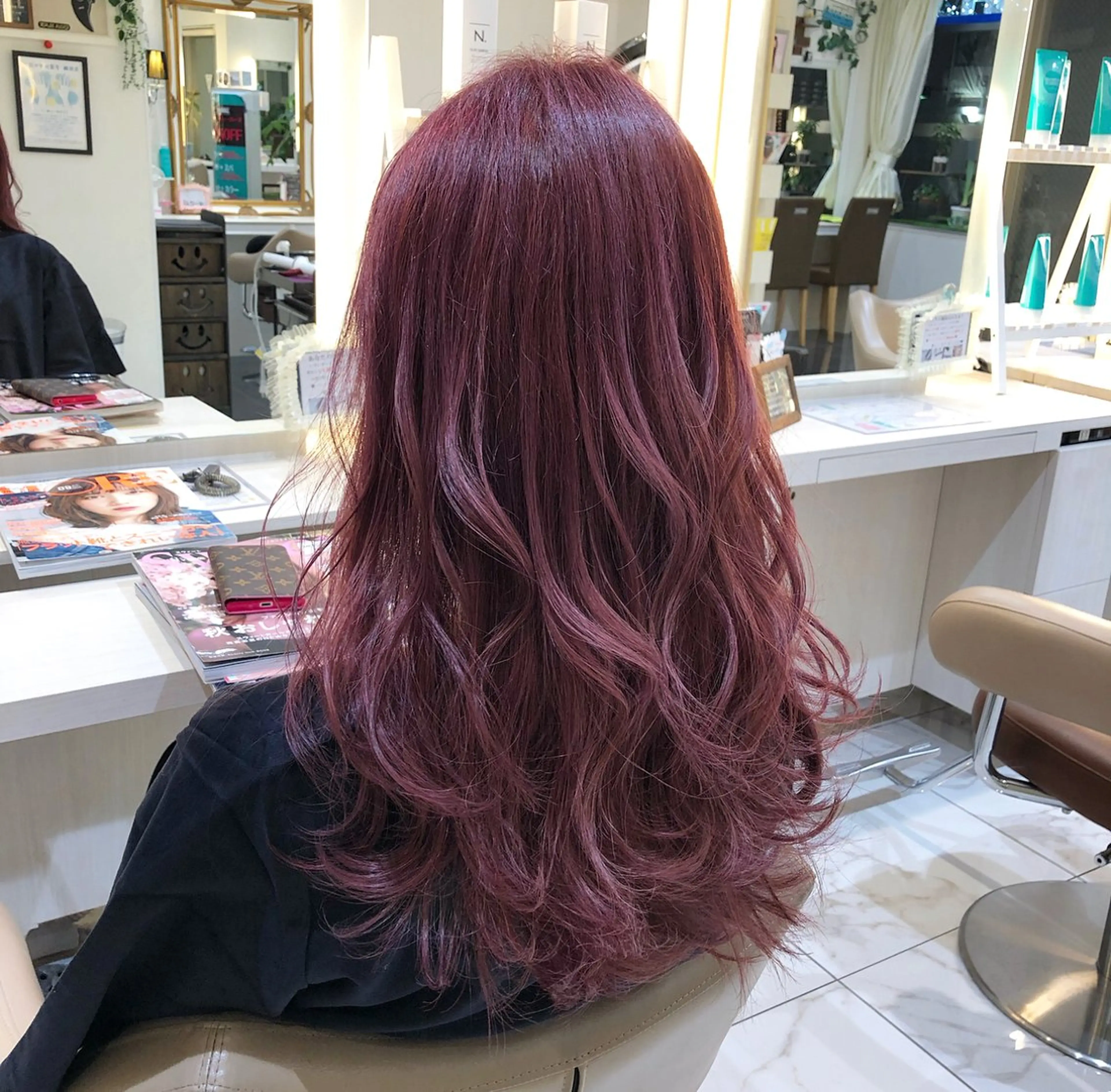 カラー ブリーチ ボルドーカラー ヘアカラー トリートメント 加藤 芽実のヘアスタイル