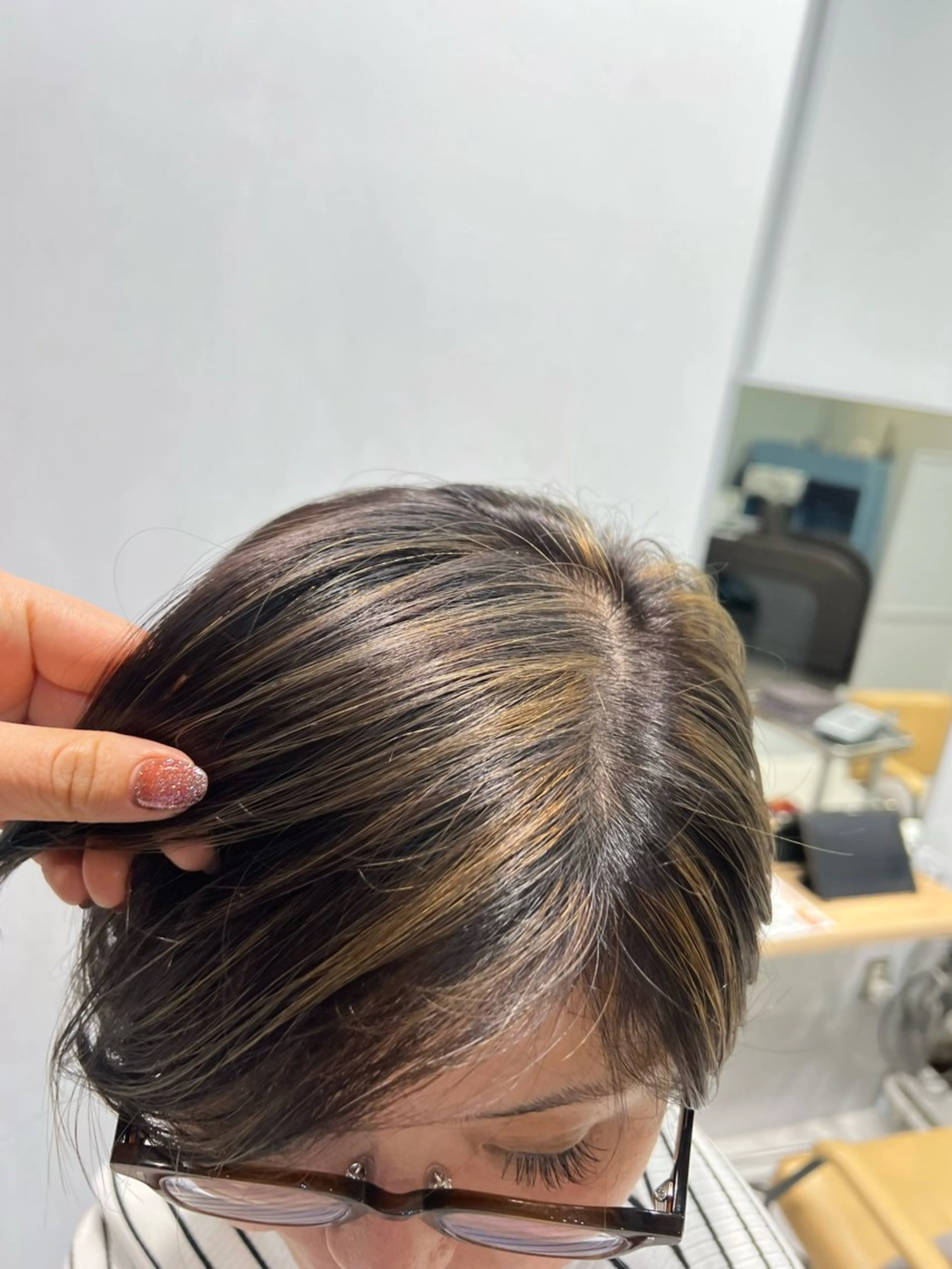 ミディアム カラー ハイライトカラー ハイライト ヘアカラー シミズ リホのヘアスタイル