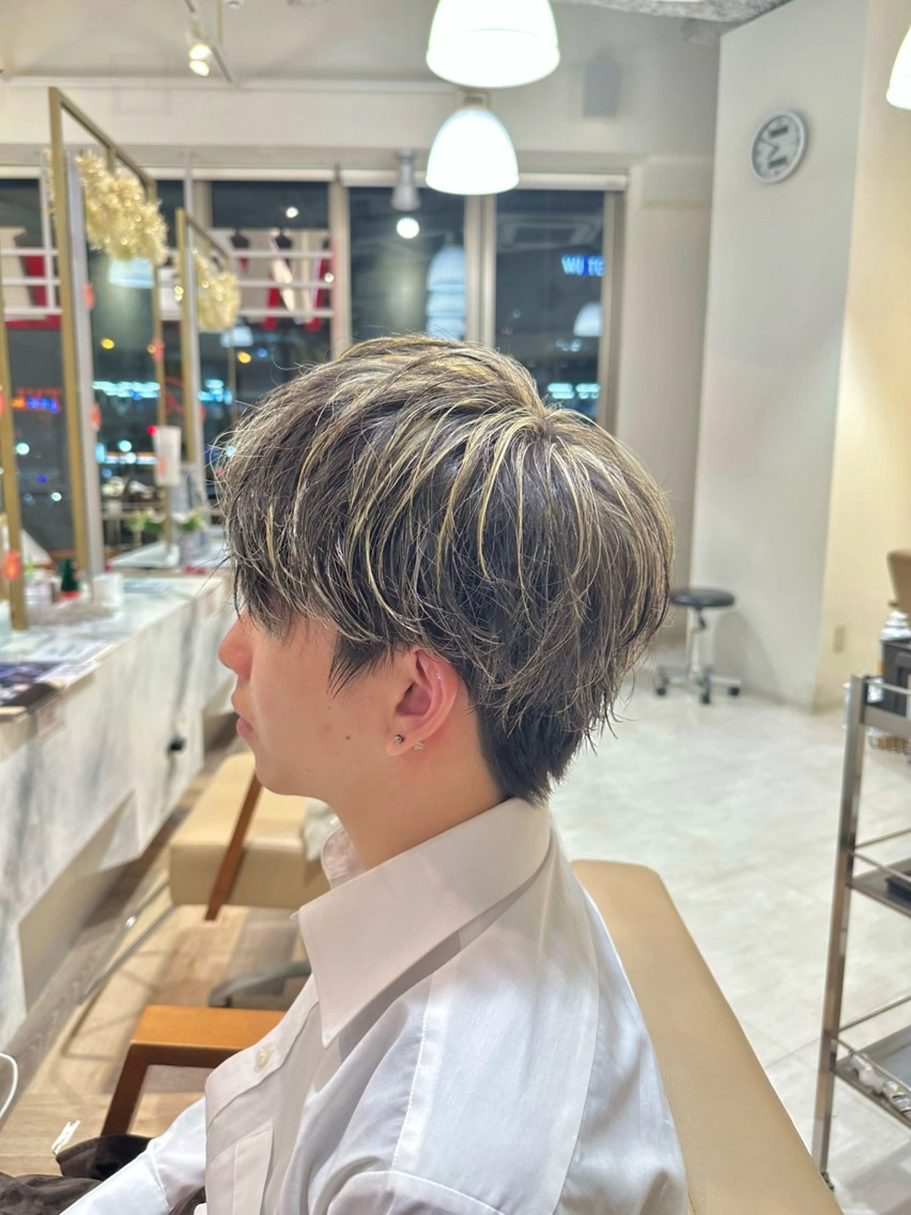 カラー メンズ メンズブリーチ メンズハイライト メンズメッシュ ブリーチ ハイライトカラー ヘアーメイクウィル野田阪神店所属・畑中 夢のヘアスタイル
