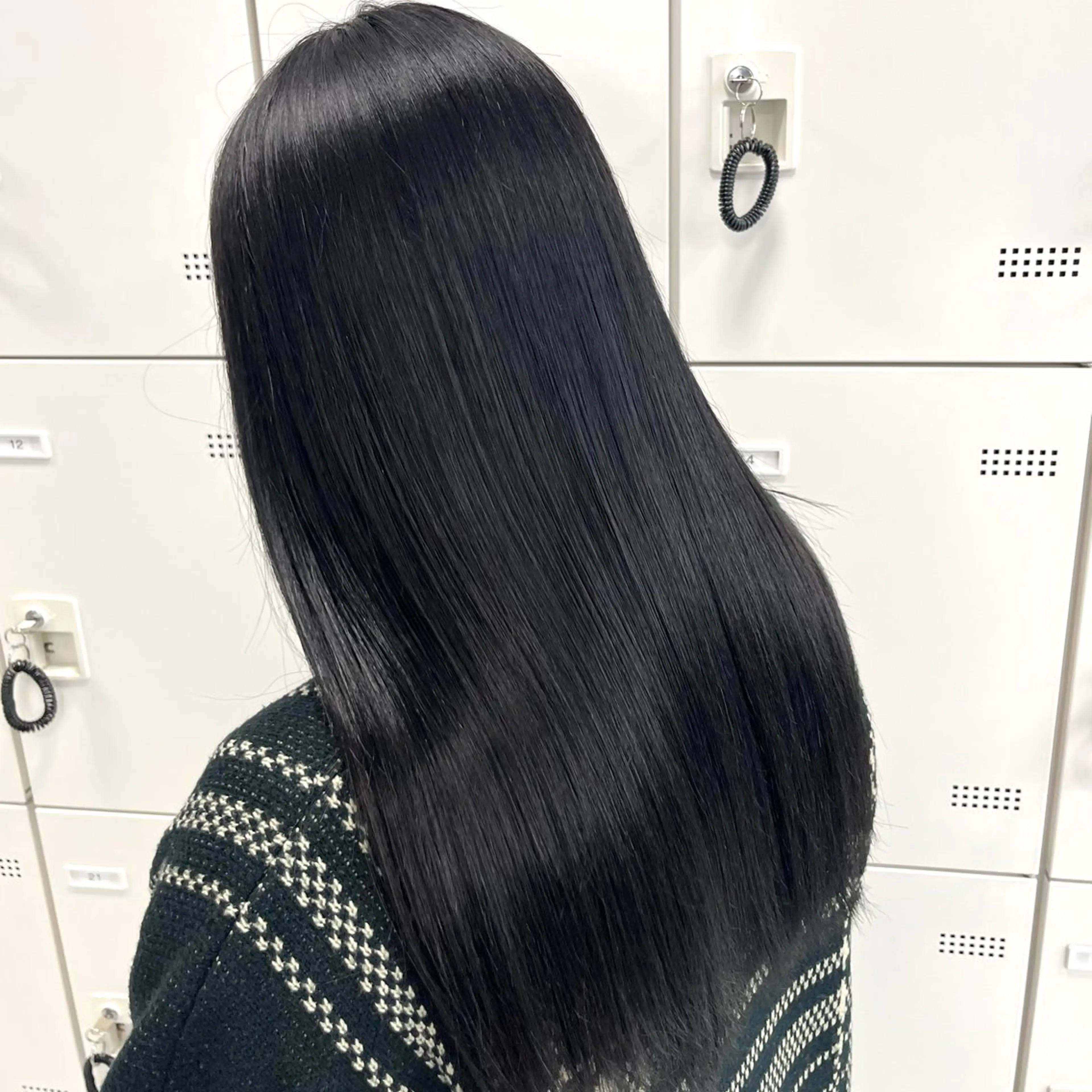 セミロング カラー 黒髪 ブリーチ ブルーカラー ブルーブラック ダークグレー ヘアカラー トリートメント Shido/ 髪質改善/上質艶髪のヘアスタイル