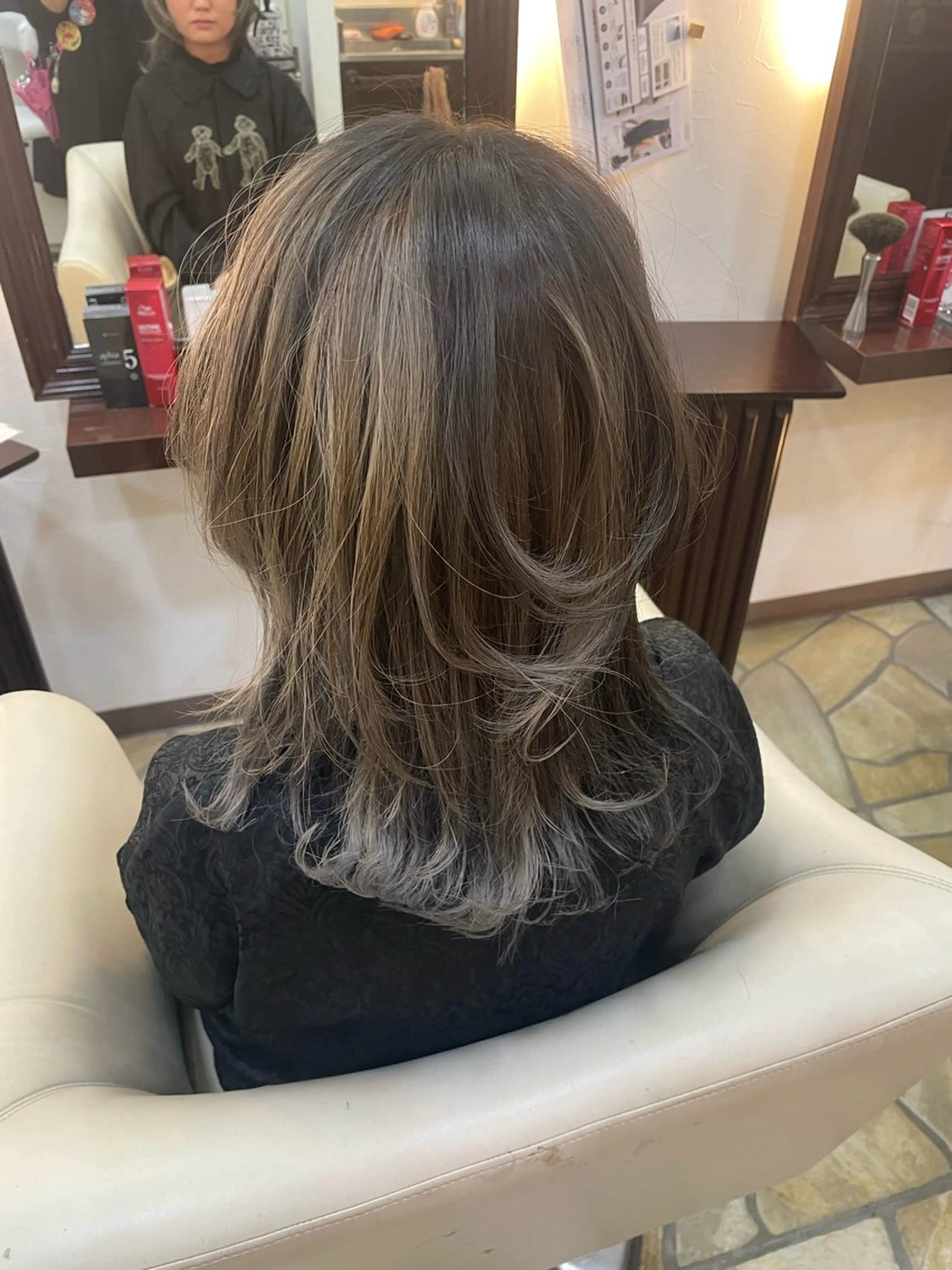 ミディアム ツートーンカラー タツミ マコトのヘアスタイル