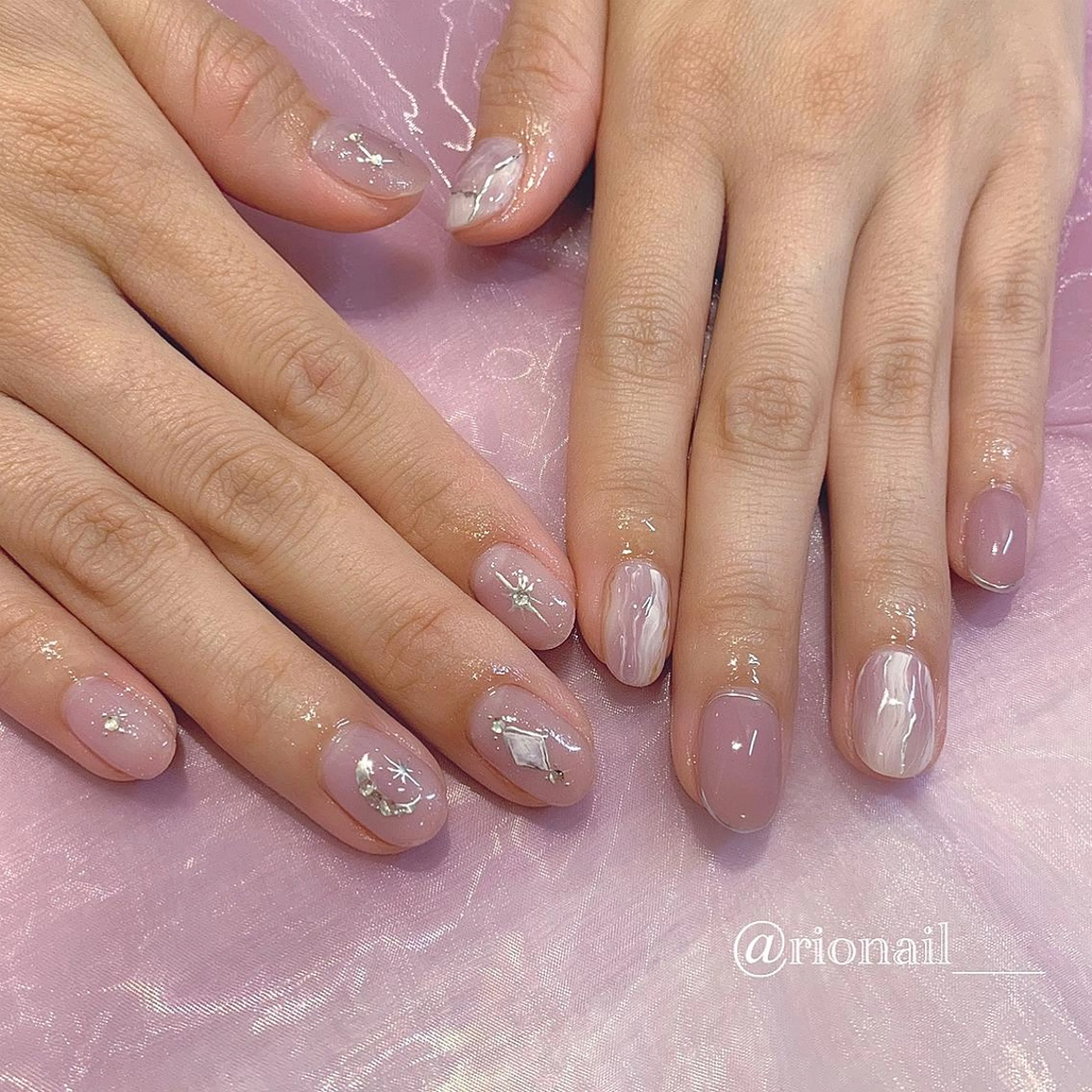 ネイル アートネイル ハンドネイル 𝘙𝘪𝘰𝘯𝘢 ...🕯🤍のネイルデザイン