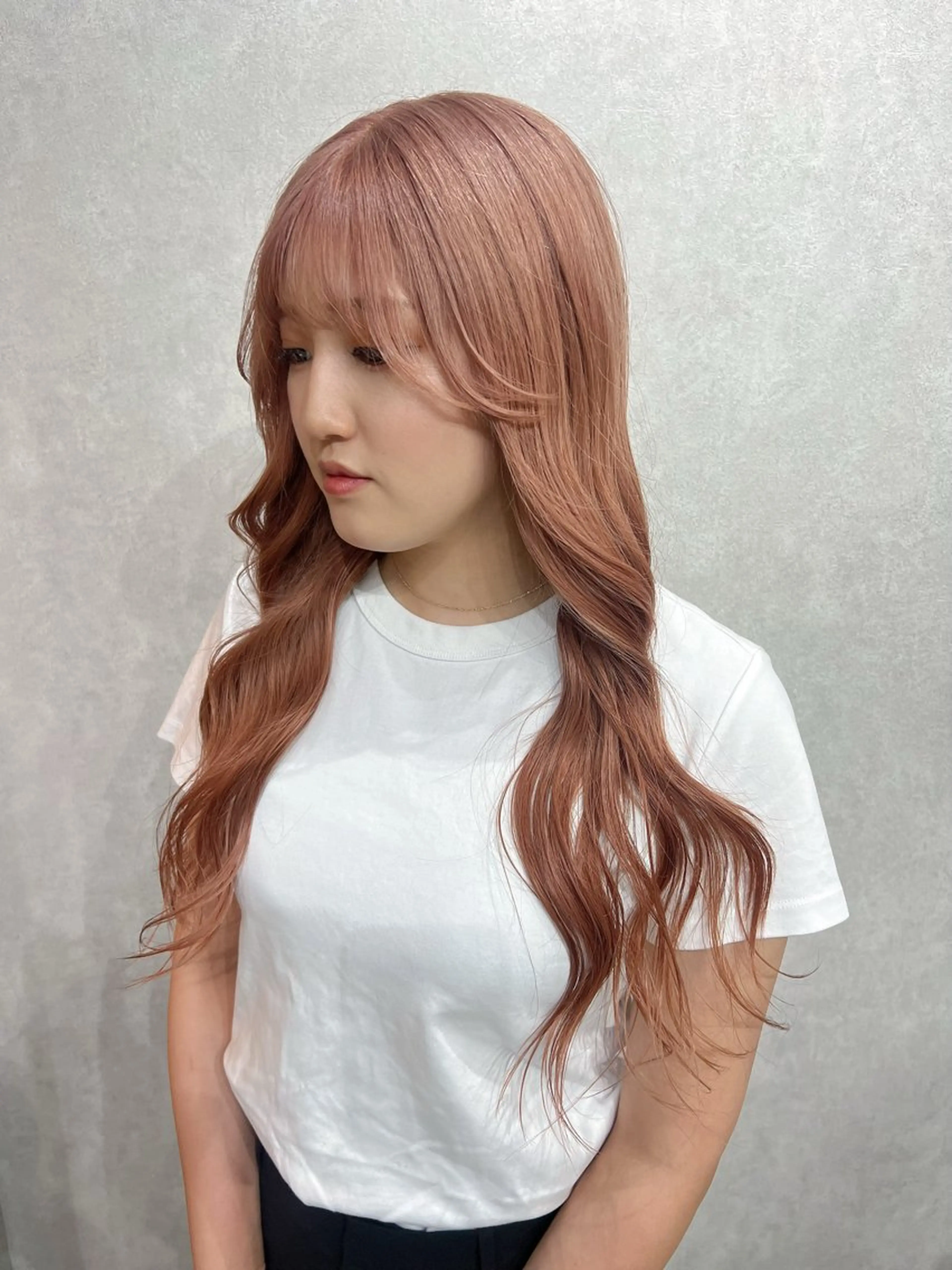 ロング カラー ベージュカラー ブリーチ ケアブリーチ ハイトーンカラー ミルクティーベージュ ヘアカラー ユ イのヘアスタイル