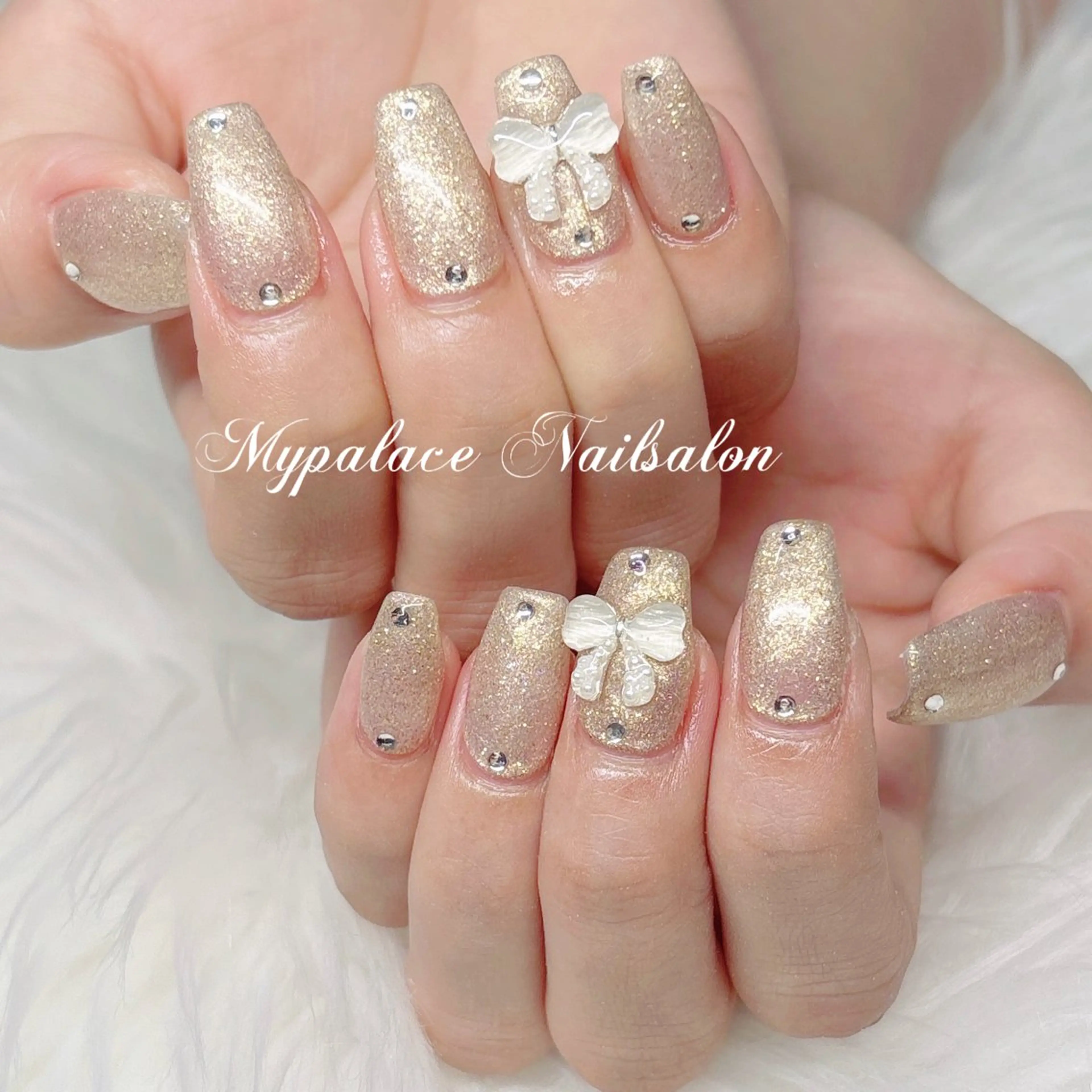 ネイル ゴールド キラキラネイル リボン シンプルネイル ストーンネイル ハンドネイル Yuis Nailスカルプ専門のネイルデザイン