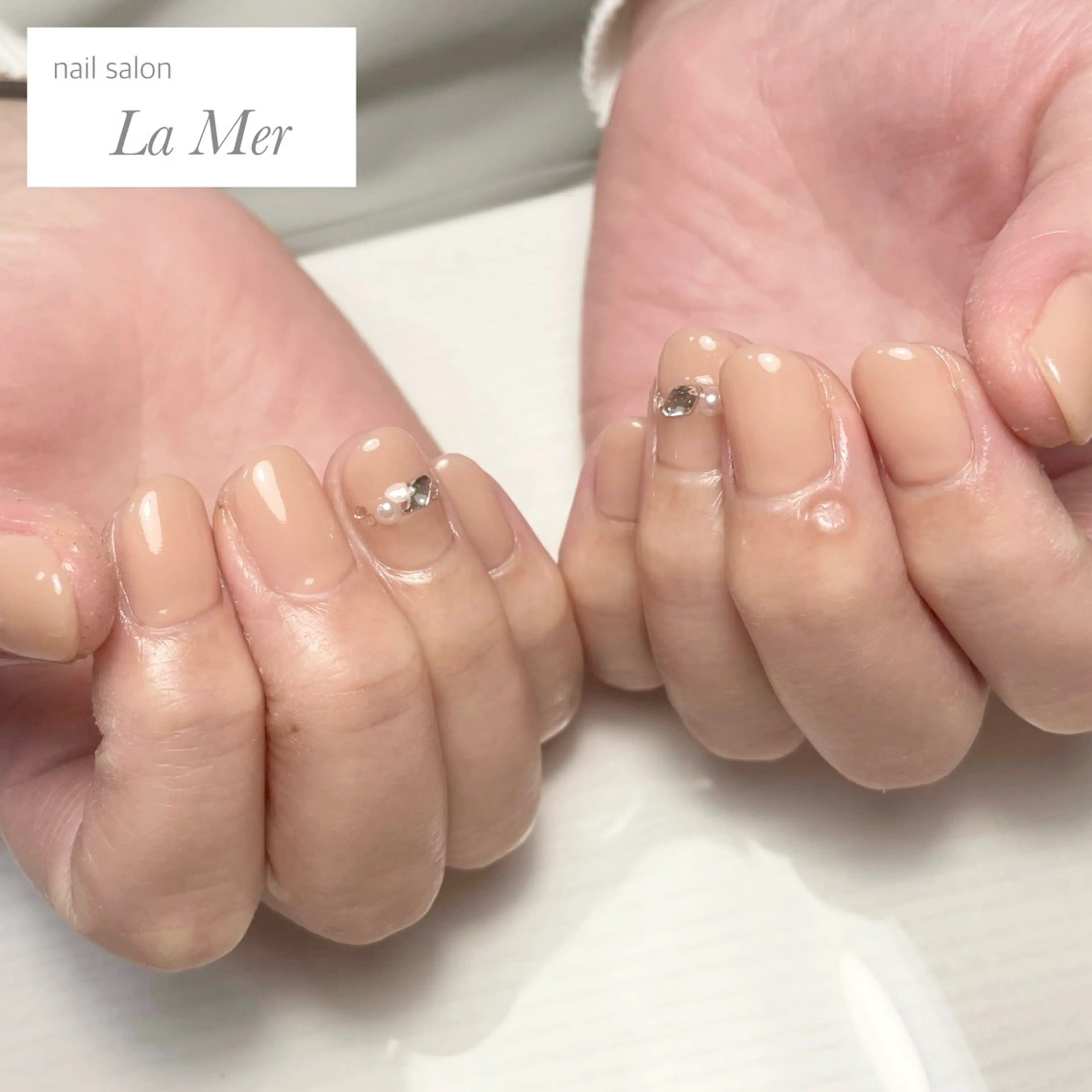 ネイル キラキラネイル 持ち込み ワンカラーネイル 春ネイル ストーンネイル ハンドネイル nailsalon La Merのネイルデザイン
