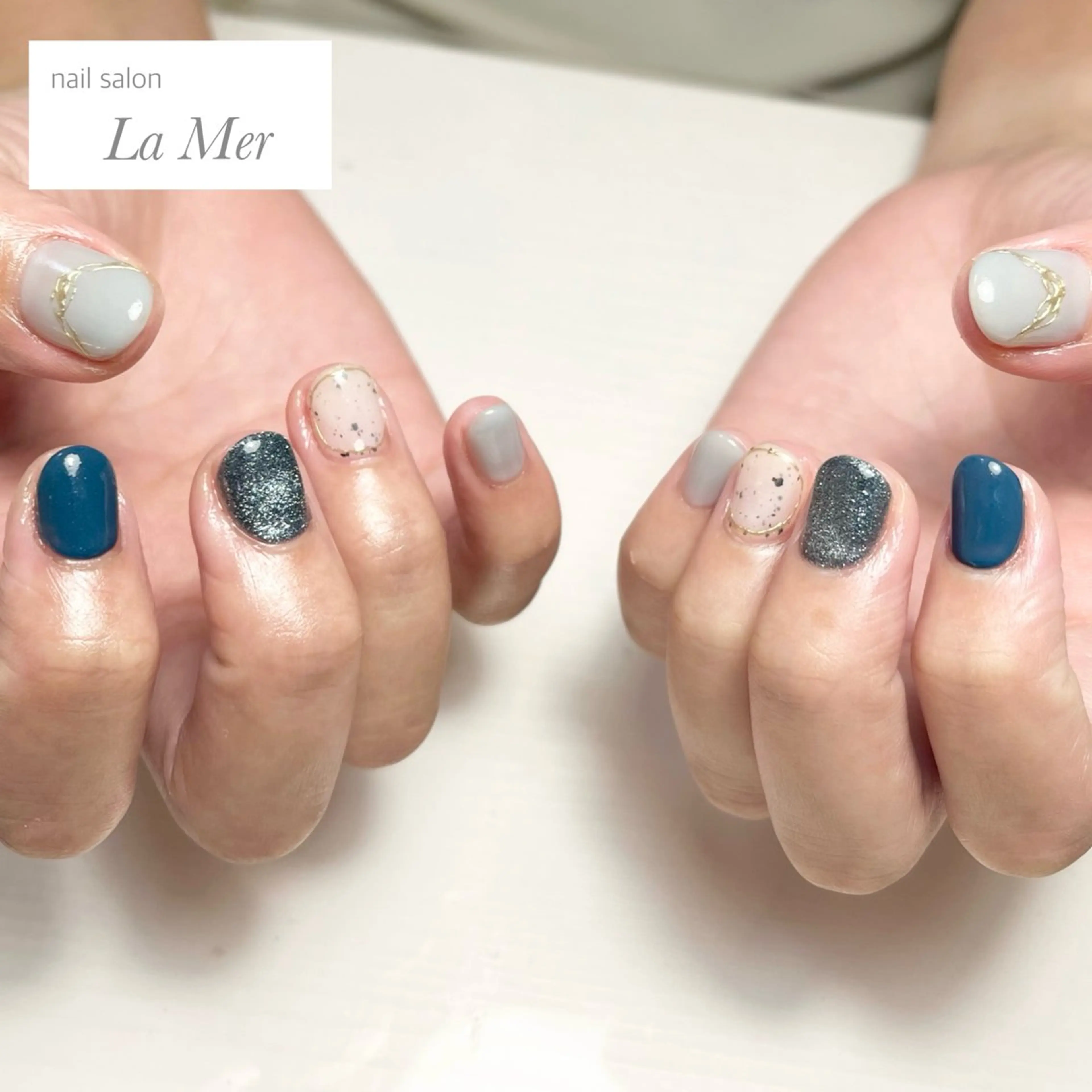 ネイル アニマル柄 ブルー カジュアル フラッシュネイル ゴールド ハンドネイル nailsalon La Merのネイルデザイン