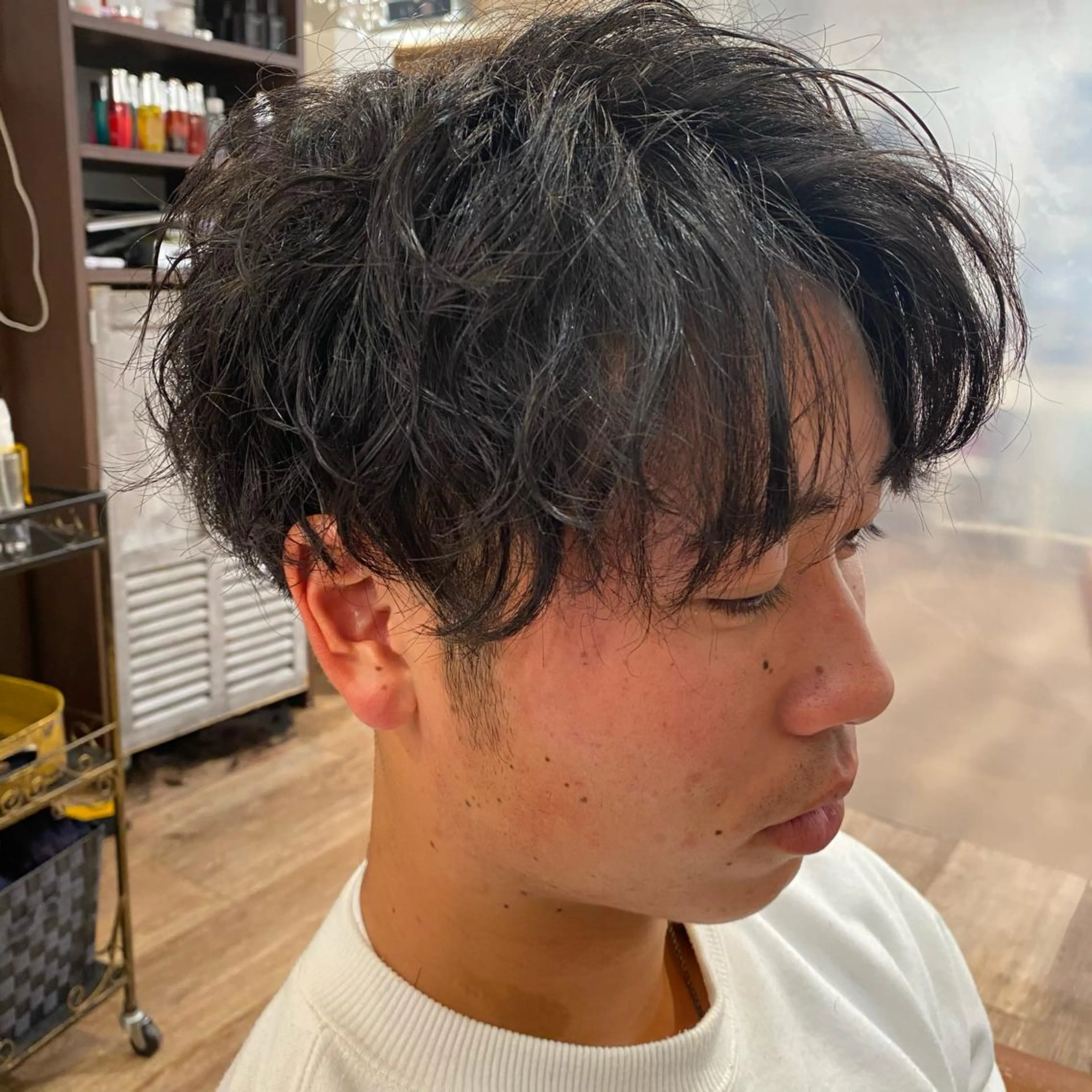 メンズ カット パーマ 柏のセンターパート のプロ関口 柊太のヘアスタイル