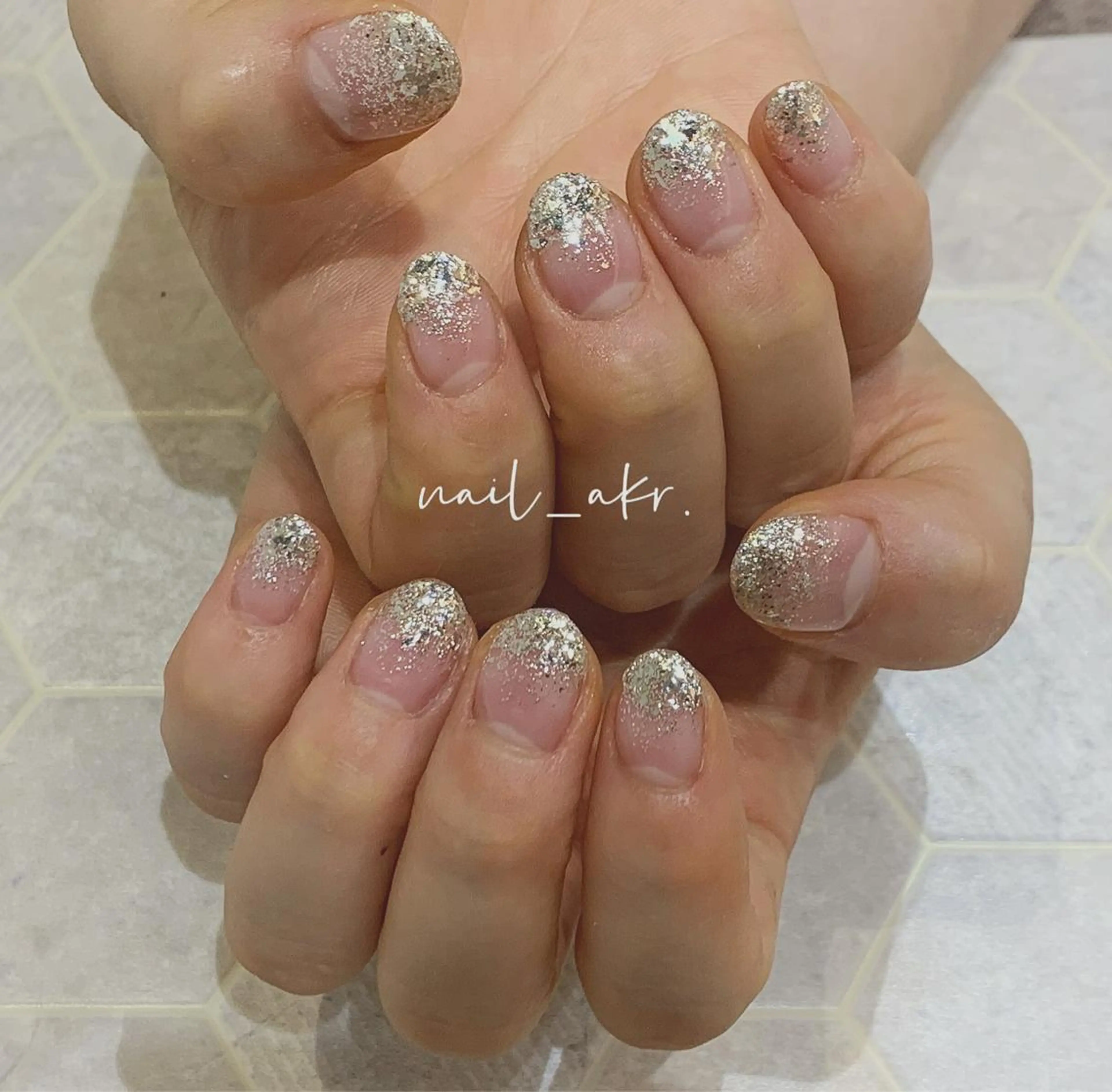 ネイル グラデーション ラメ(グリッター) ラメグラデーション シルバー nailAVANCE akariのネイルデザイン