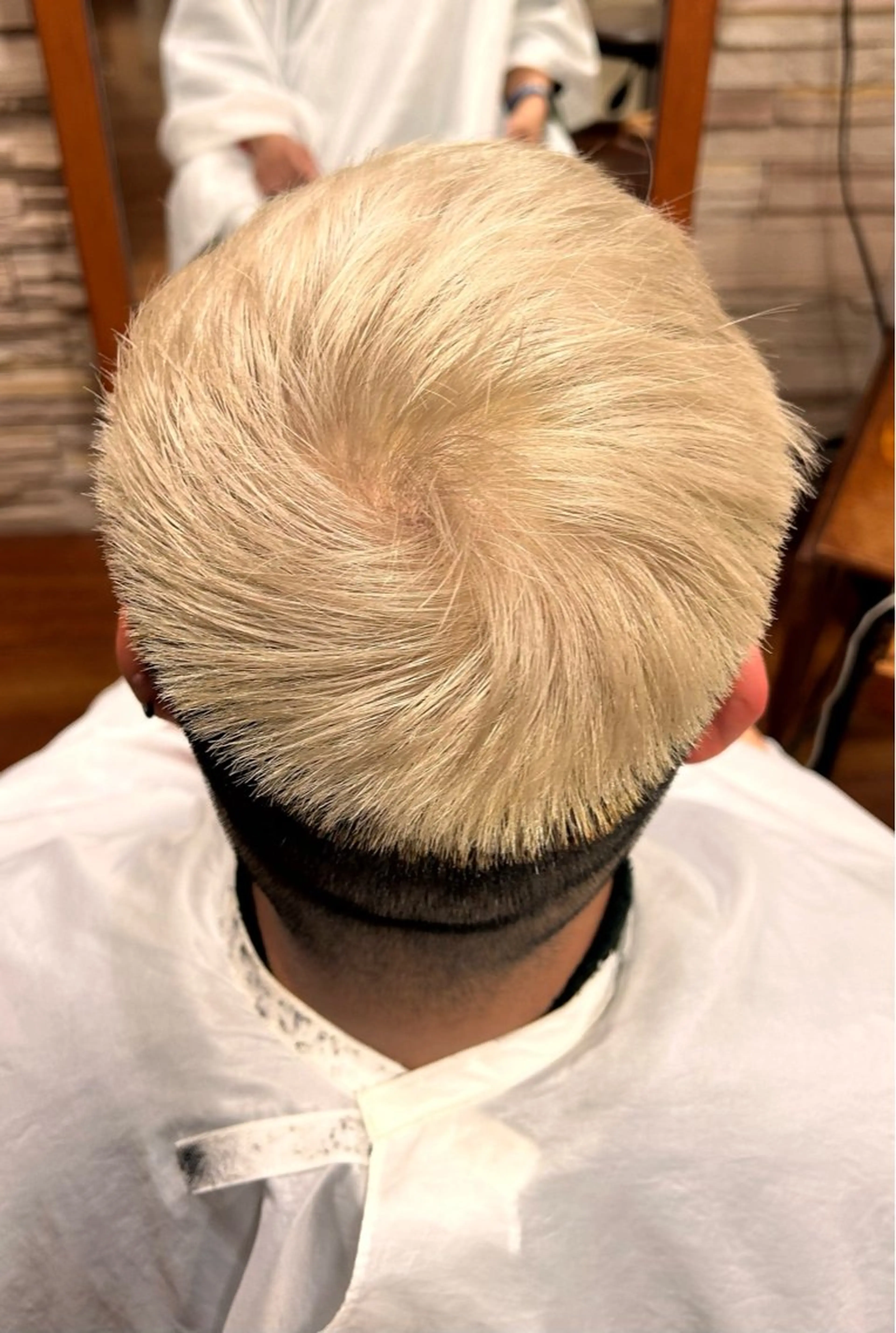 ショート カラー ブリーチ 抜きっぱなしブロンド ヘアカラー きくち ゆうすけのヘアスタイル