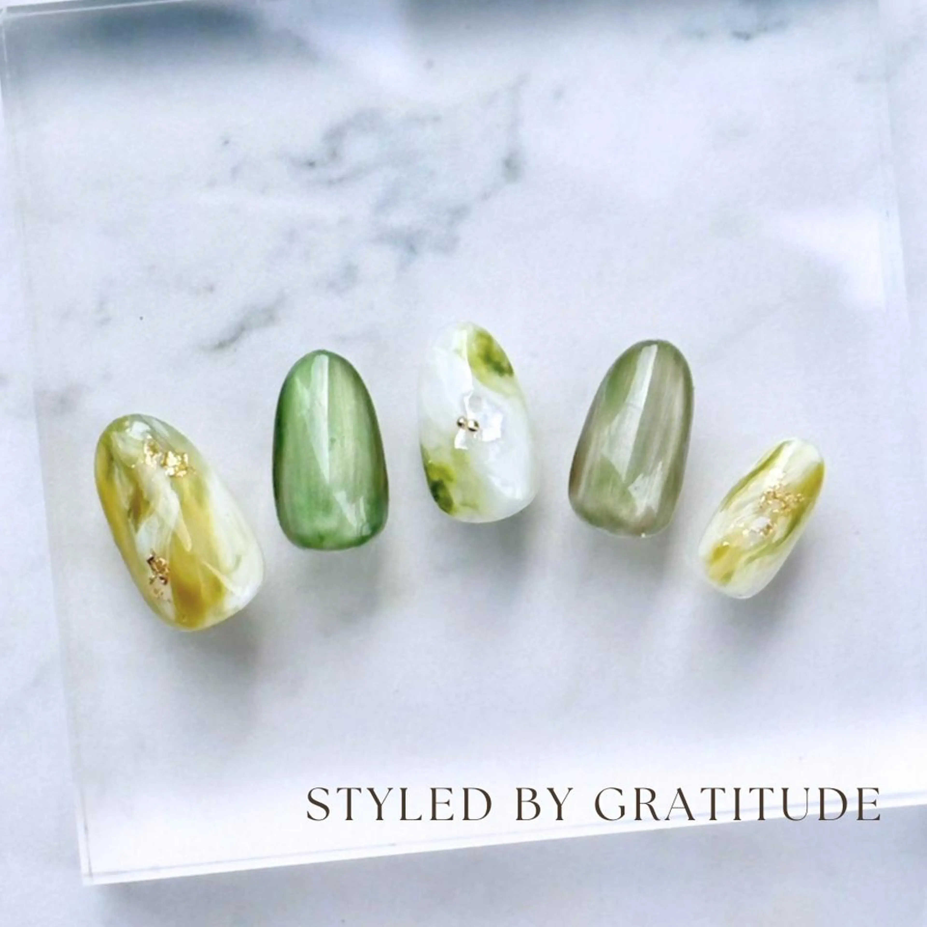 ネイル アートネイル グリーン ニュアンスネイル ハンドネイル gratitude 牧田のネイルデザイン