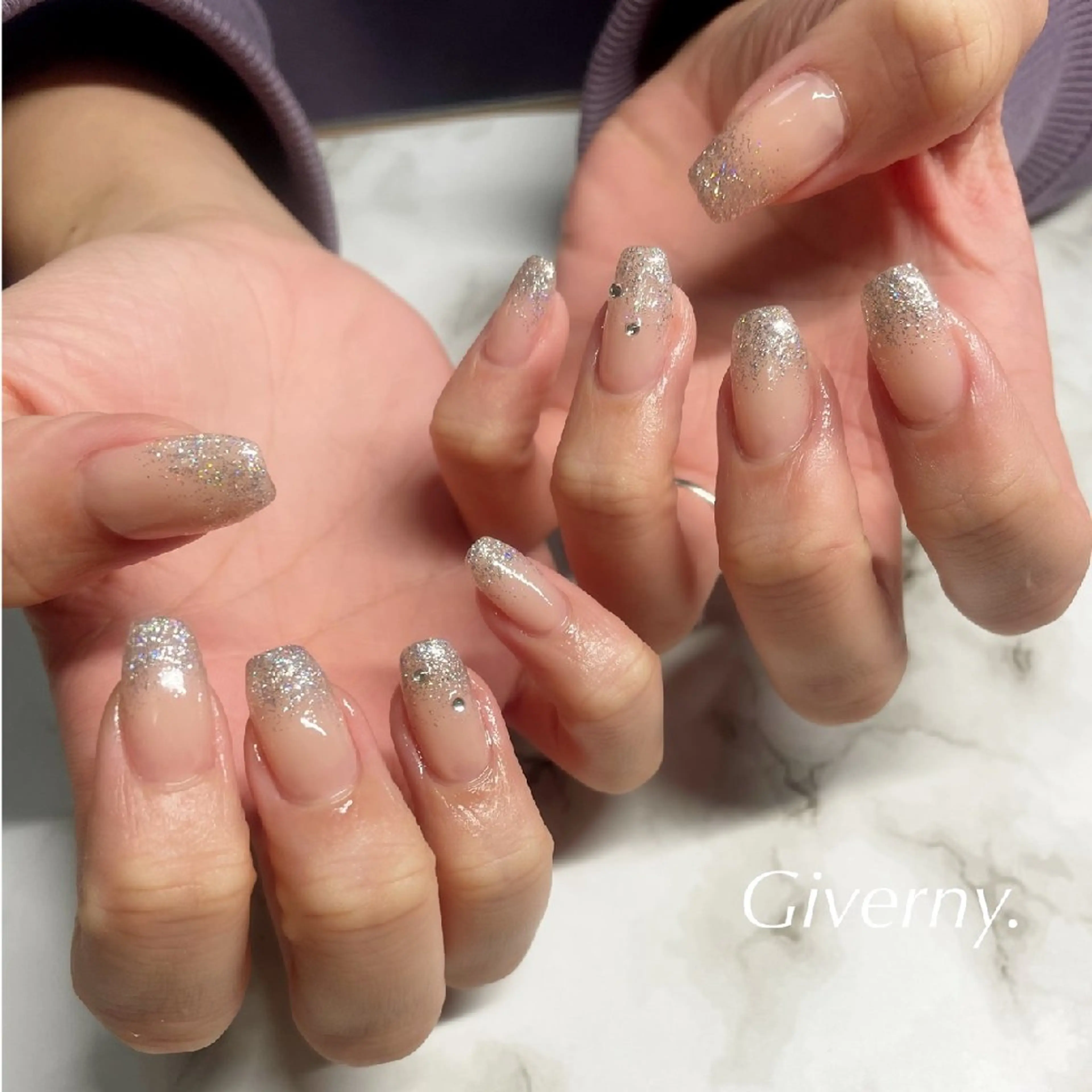 ネイル ブルー グラデーション ラメ(グリッター) ラメグラデーション 冬ネイル ハンドネイル Giverny .のネイルデザイン