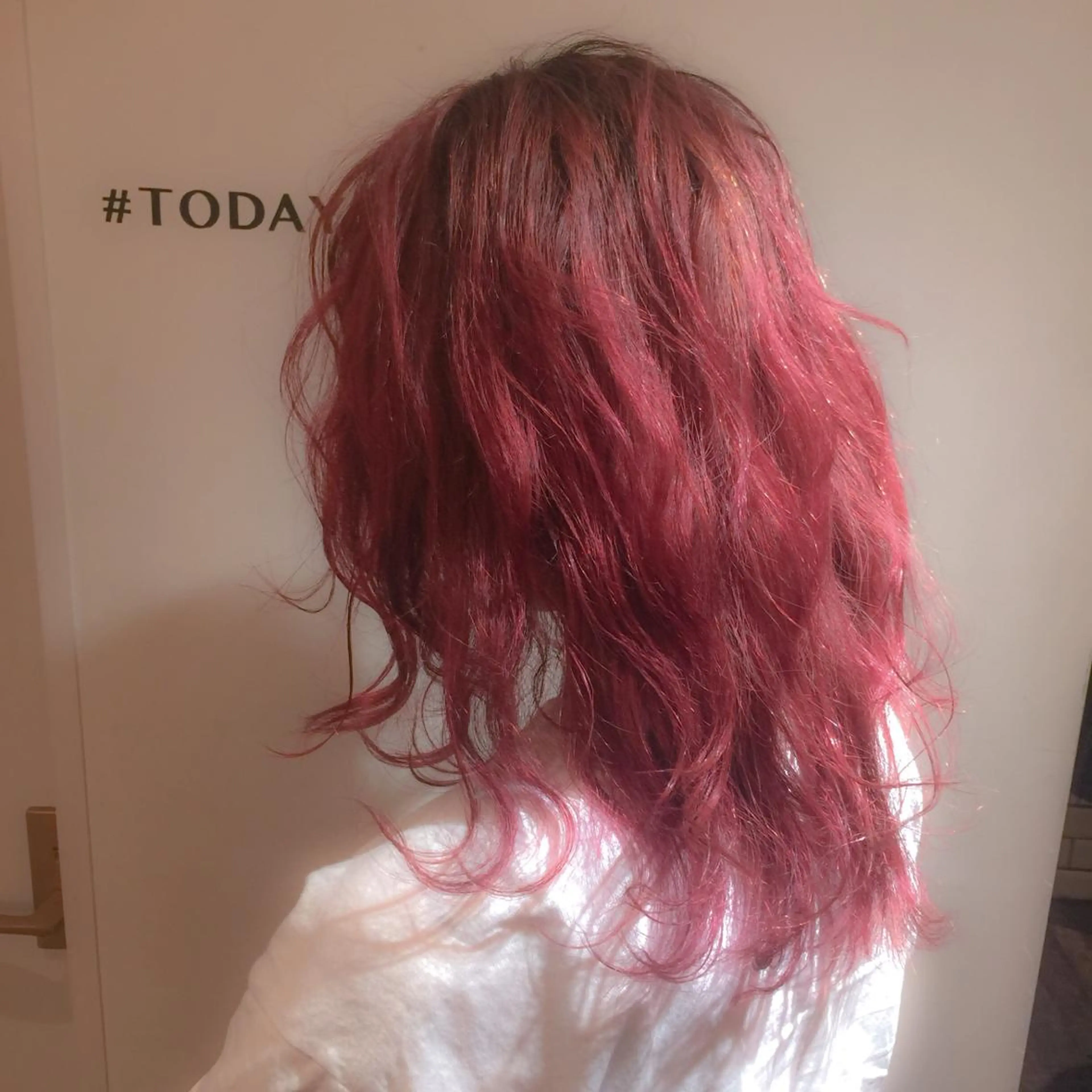 ミディアム カラー ピンクカラー トリートメント ホワイト&レイヤーカ ットエクステ長畠俊輔のヘアスタイル