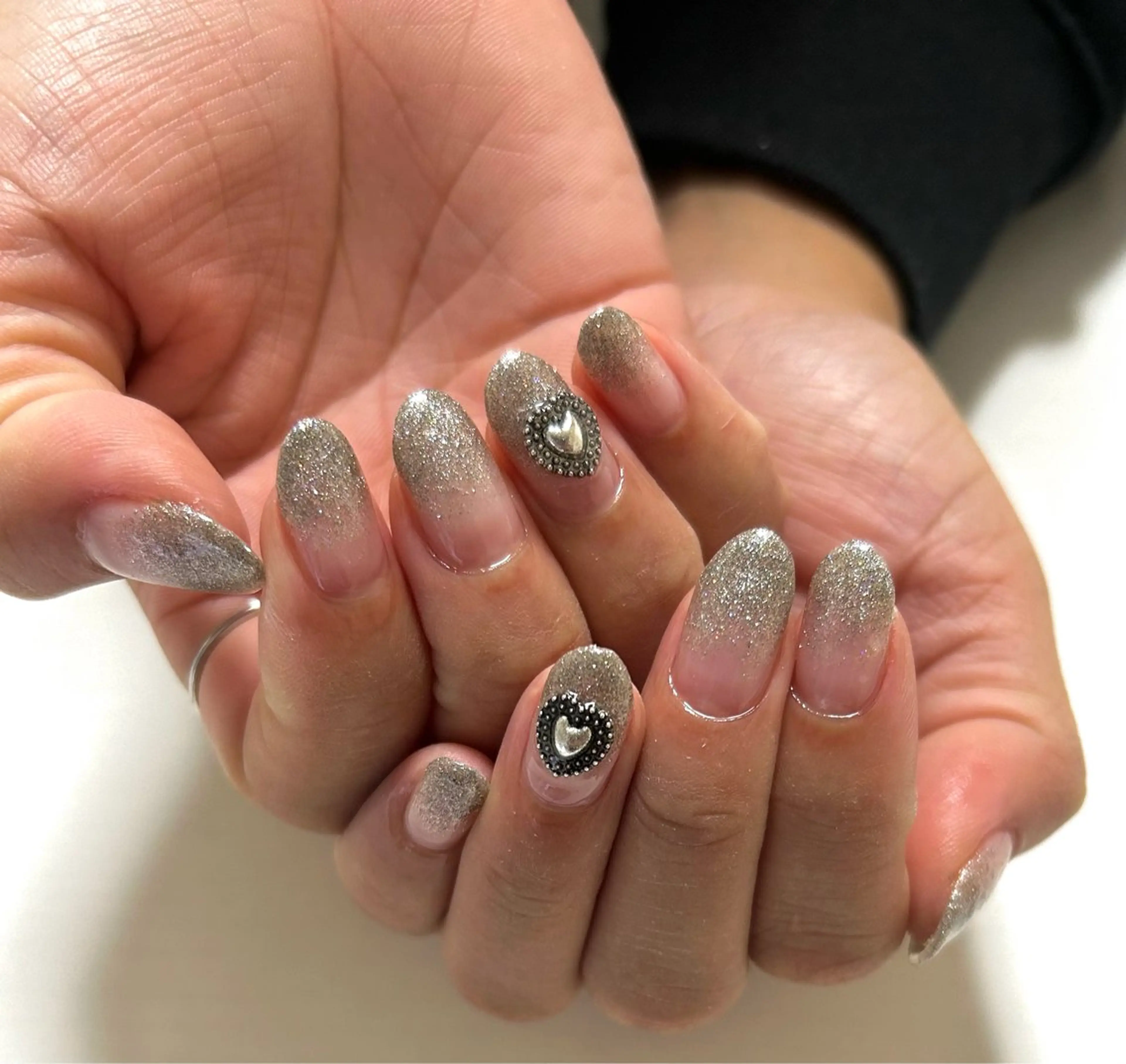 ネイル キラキラネイル ラメ(グリッター) ラメグラデーション シルバー colors荻窪所属・Colors 荻窪のネイルデザイン