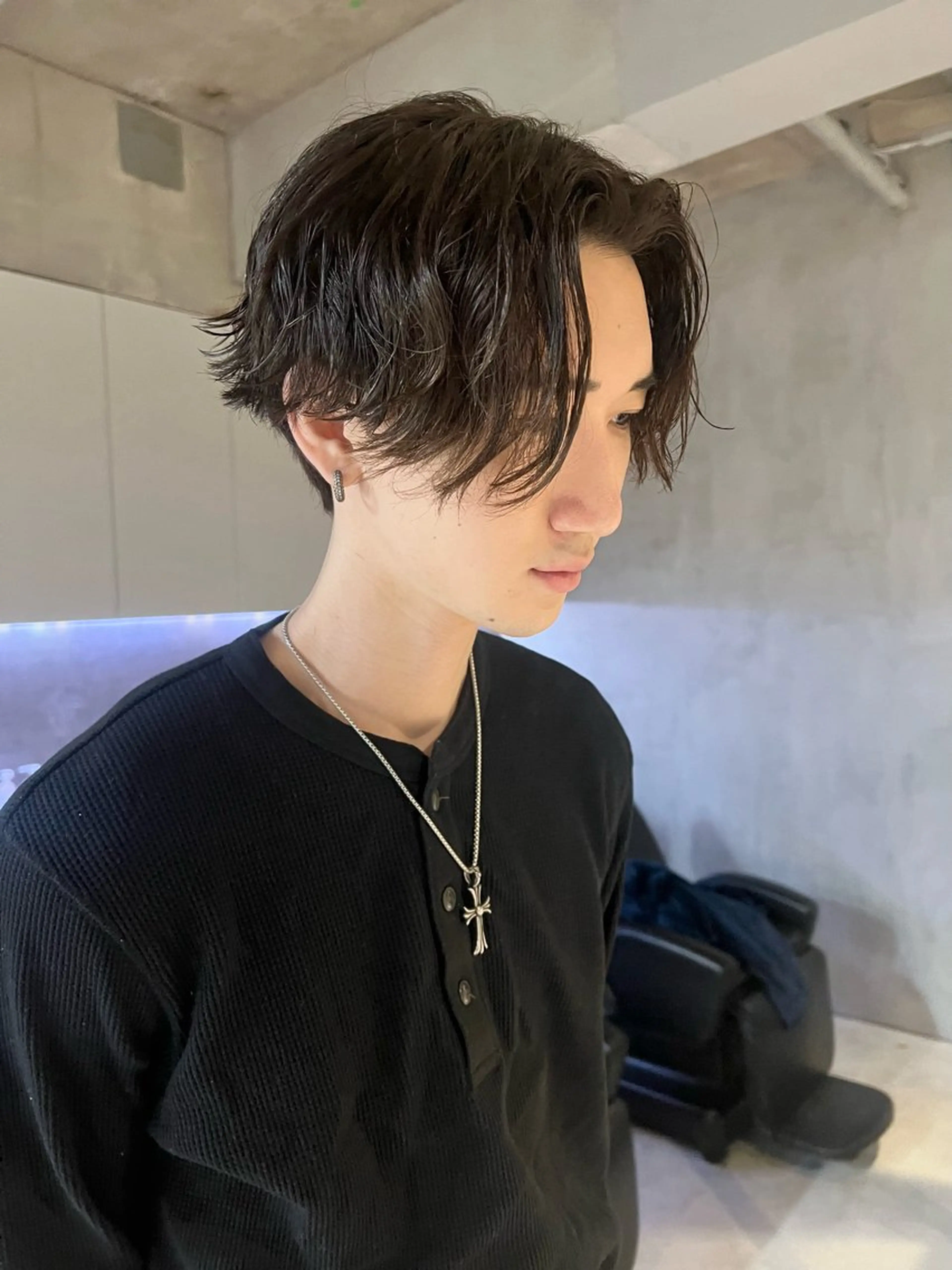 ミディアム メンズ ミディアムパーマ センターパート メンズパーマ 波巻きパーマ パーマ 仲井間　賢雄 fifthのヘアスタイル