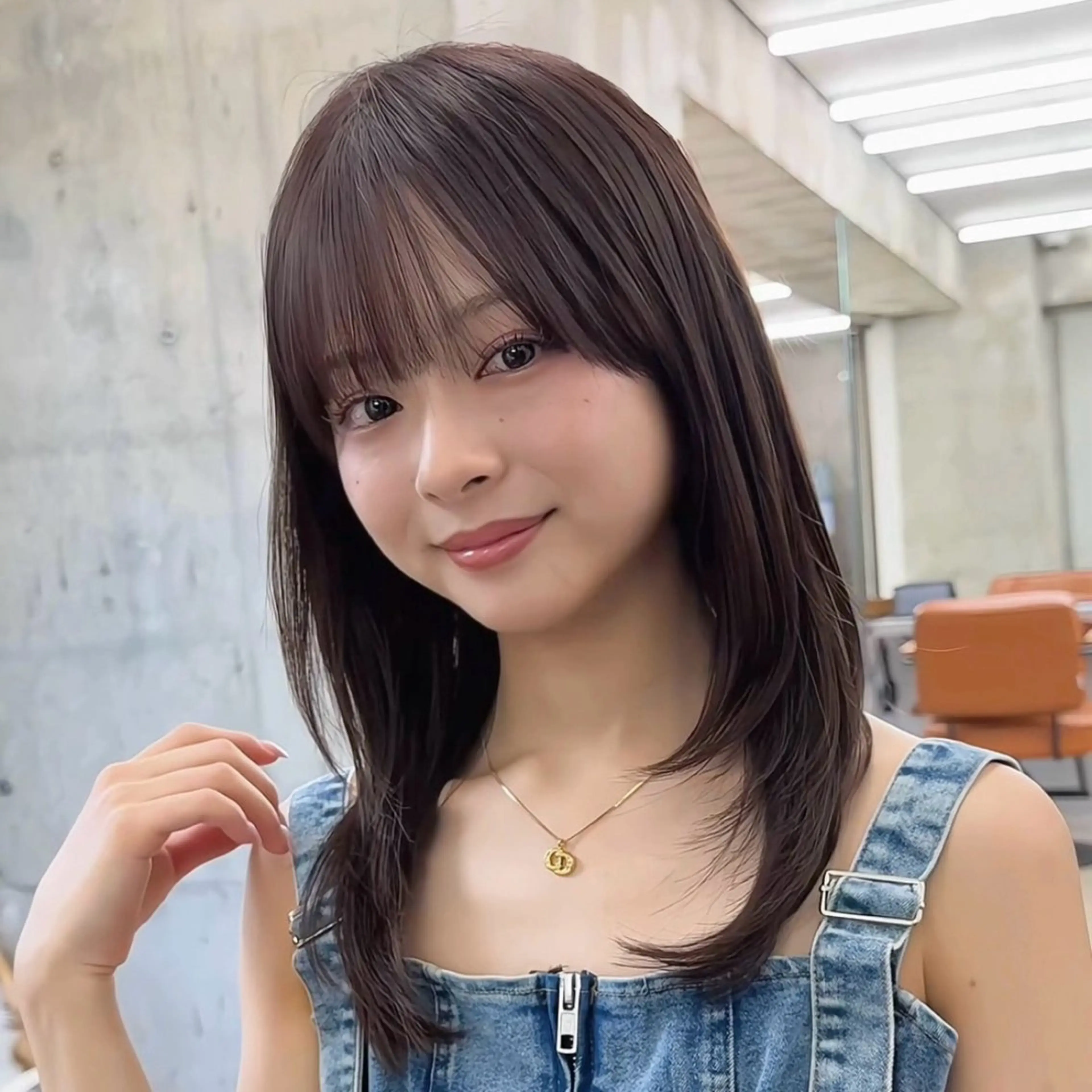 ミディアム カラー 顔周りカット レイヤーカット 透明感/レイヤー/ ベージュ/みっきーのヘアスタイル
