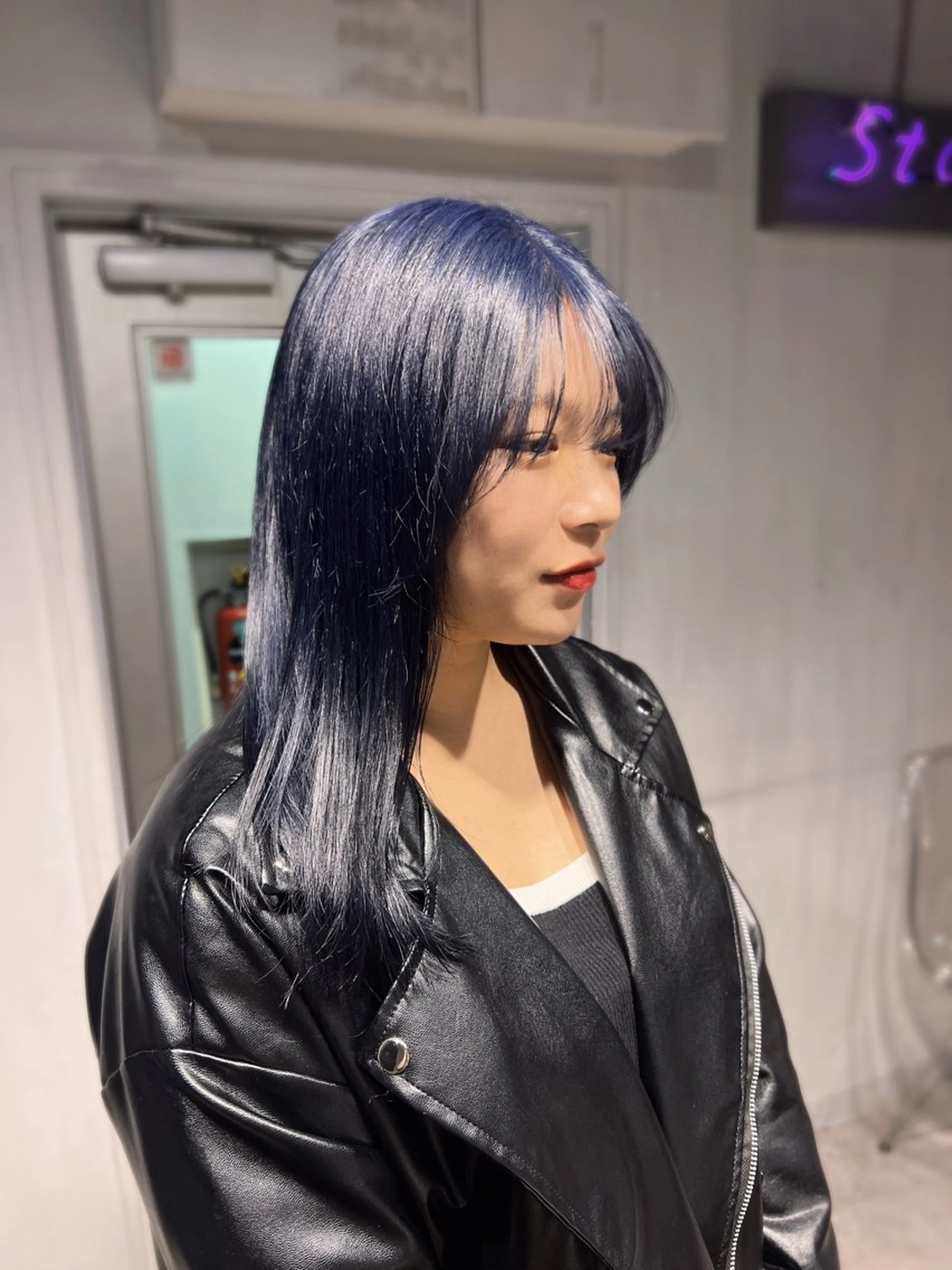 セミロング カラー ブリーチ ネイビーカラー ヘアカラー トリートメント NANAMI🩵 大人可愛い韓国ヘアのヘアスタイル