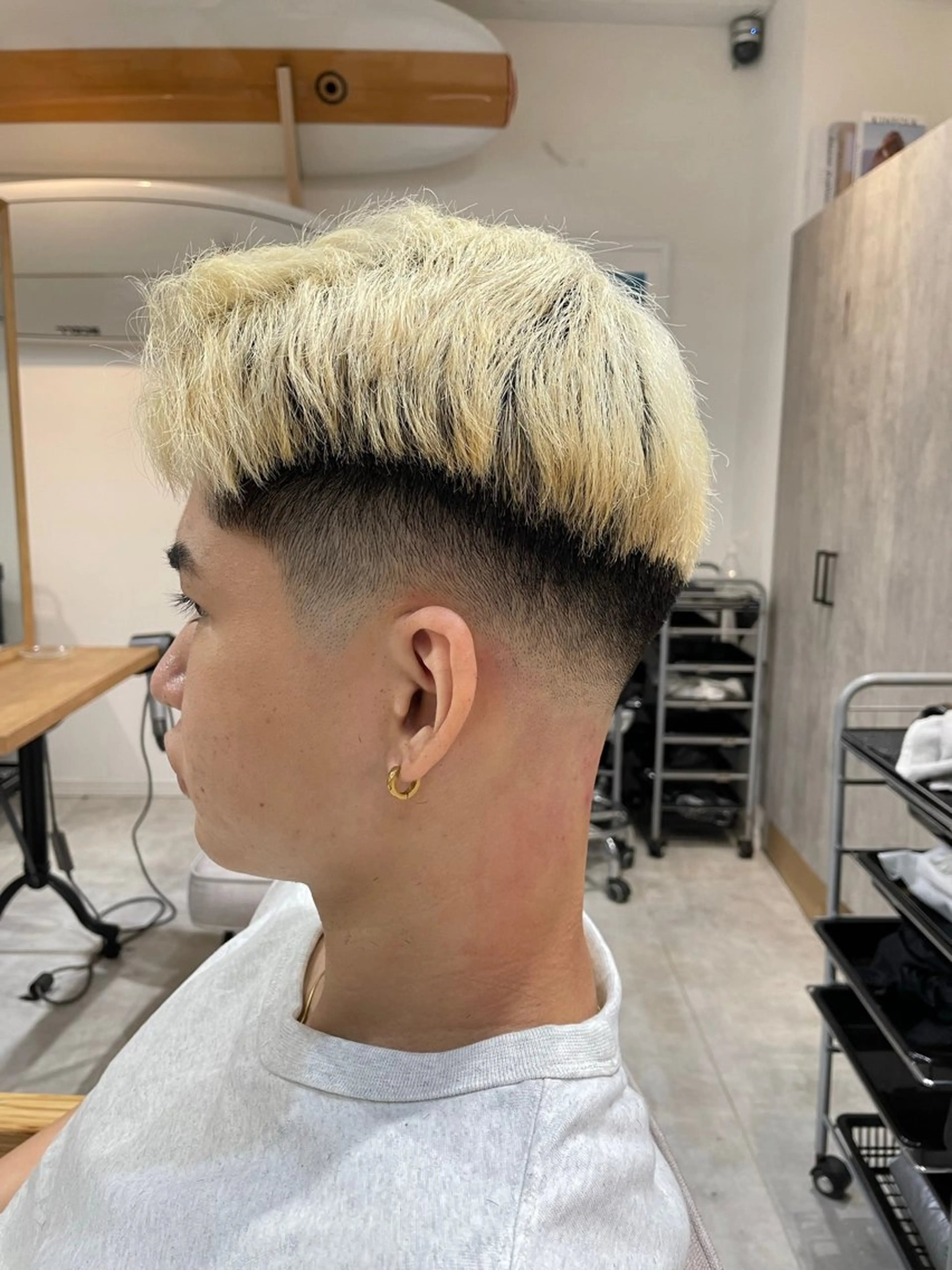 ショート メンズ フェードカット ツーブロック カット ホワイトカラー/ ピンクベージュにったのヘアスタイル