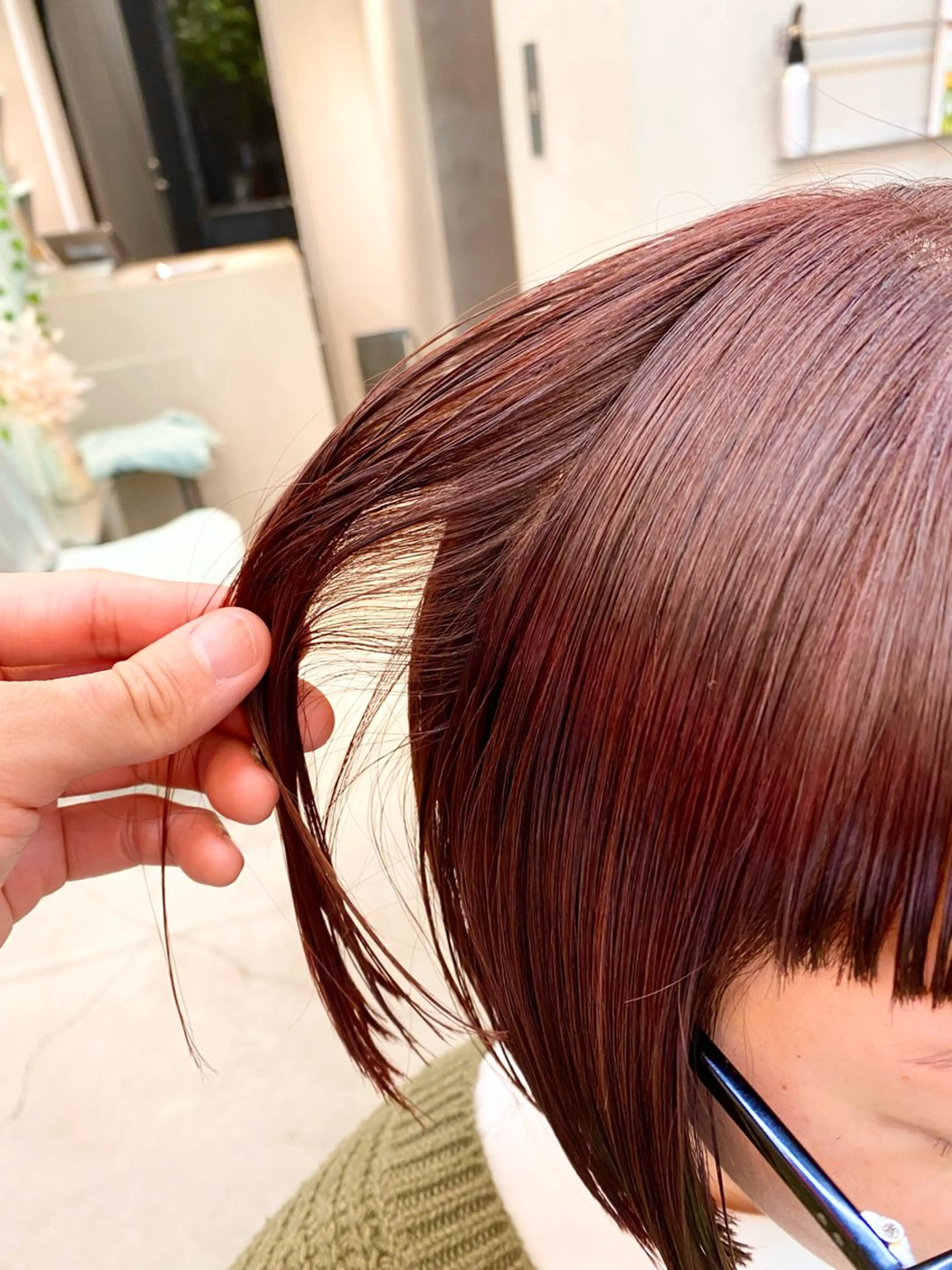 ミディアム カラー 切りっぱなしボブ レッドカラー ボブ オン眉 カット ヘアカラー トリートメント ✨髪質改善職人✨ デザインカラー/若林のヘアスタイル