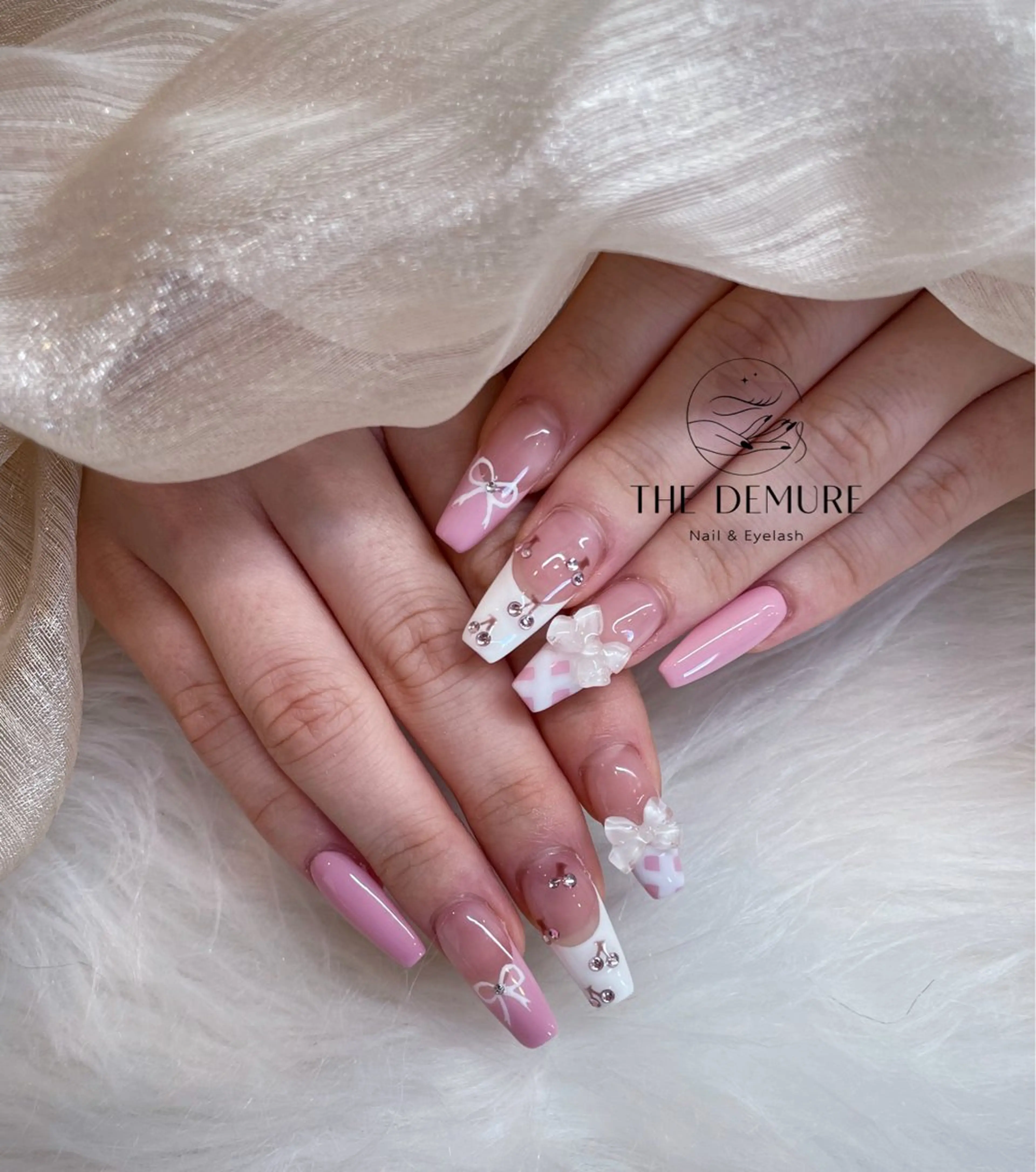 ネイル アートネイル キラキラネイル 韓国ネイル 水色 ロングネイル ハンドネイル ハンドケア NailDemure 【銀座店】のネイルデザイン