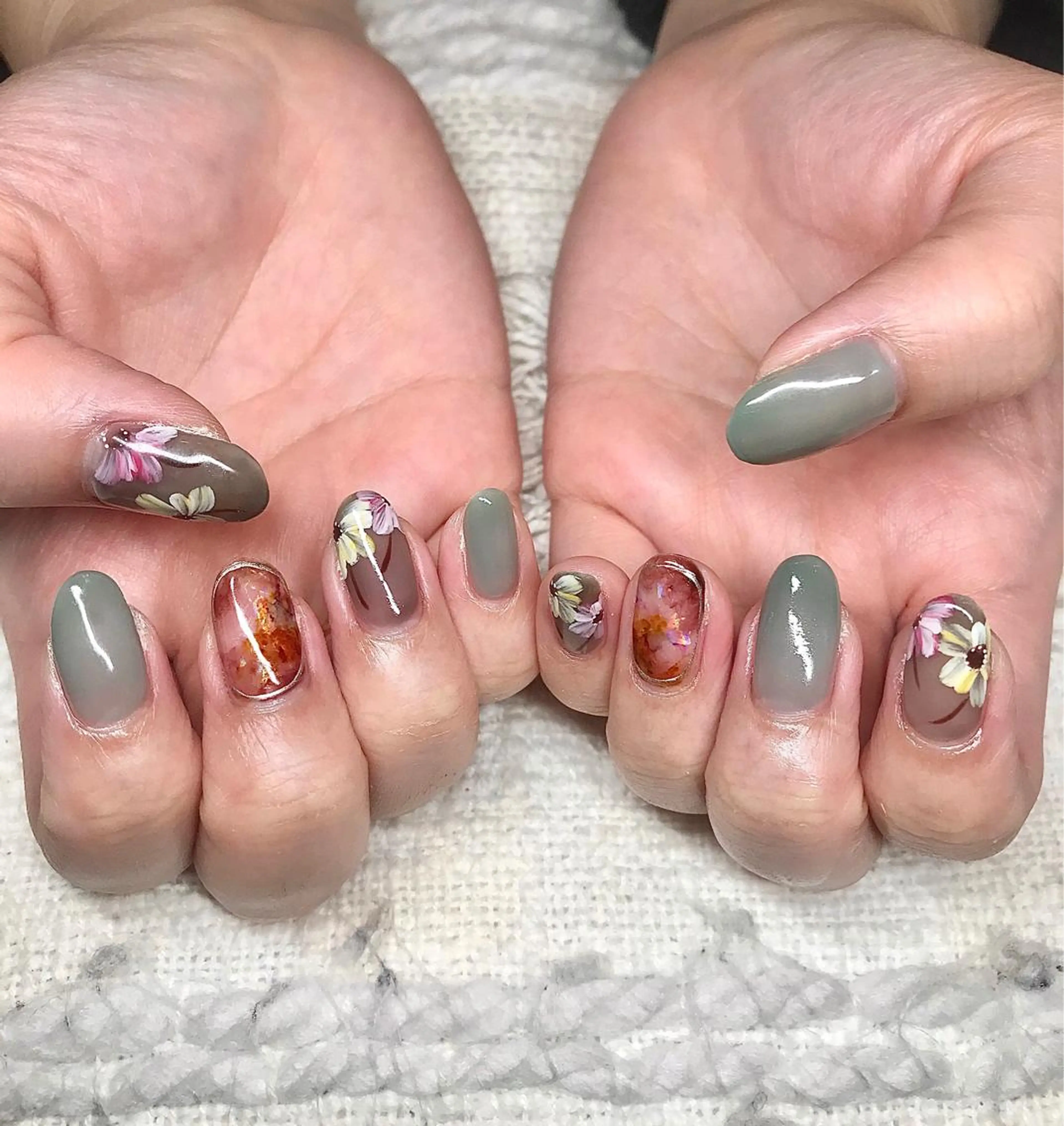 ミディアム カラー パーマ ヘアアレンジ ネイル マツエク・マツパ フラワーネイル グリーン nail&eye Aoのマツエク・マツパデザイン