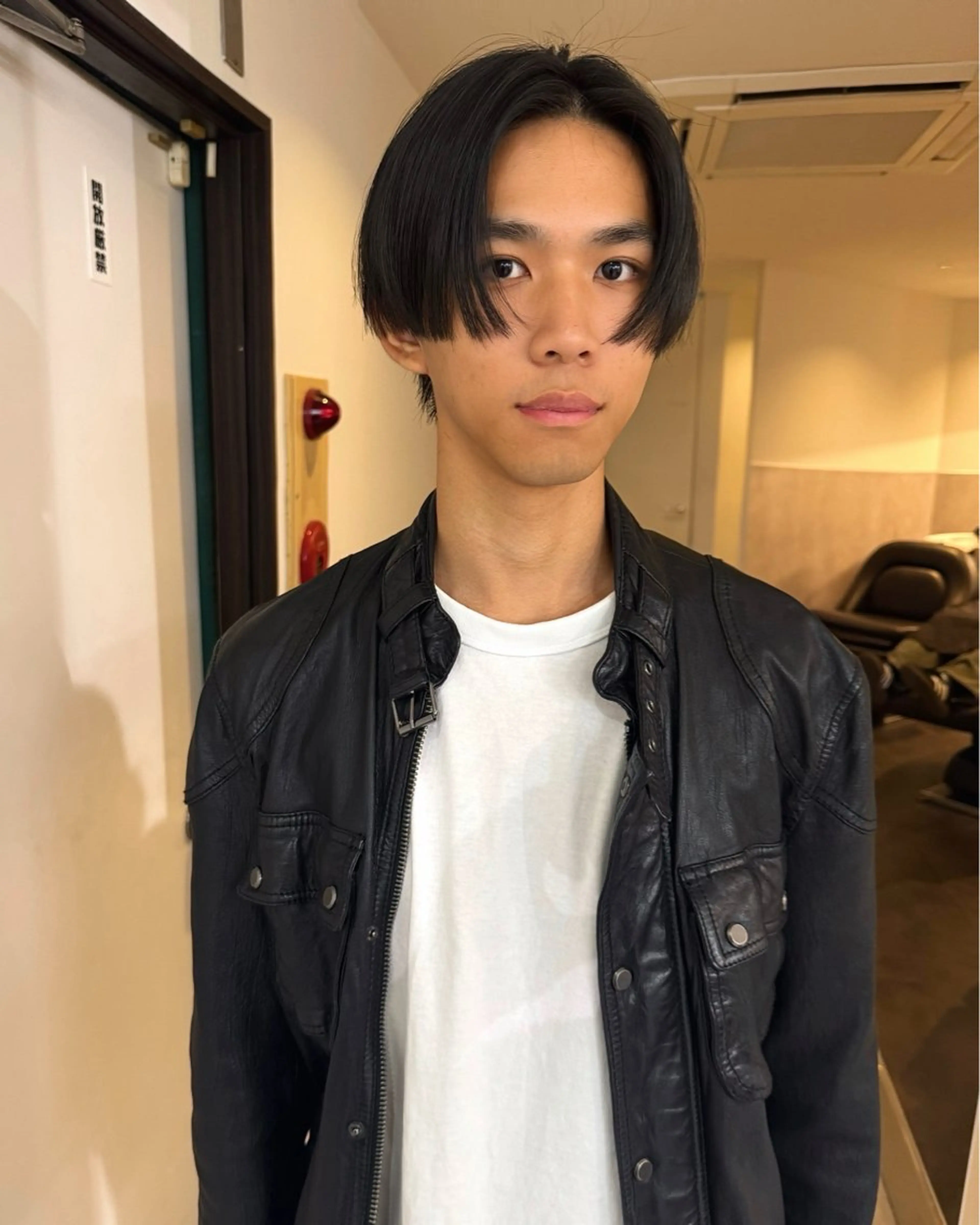 メンズ センターパート 刈り上げ RAIMA ハイトーンレイヤーのヘアスタイル